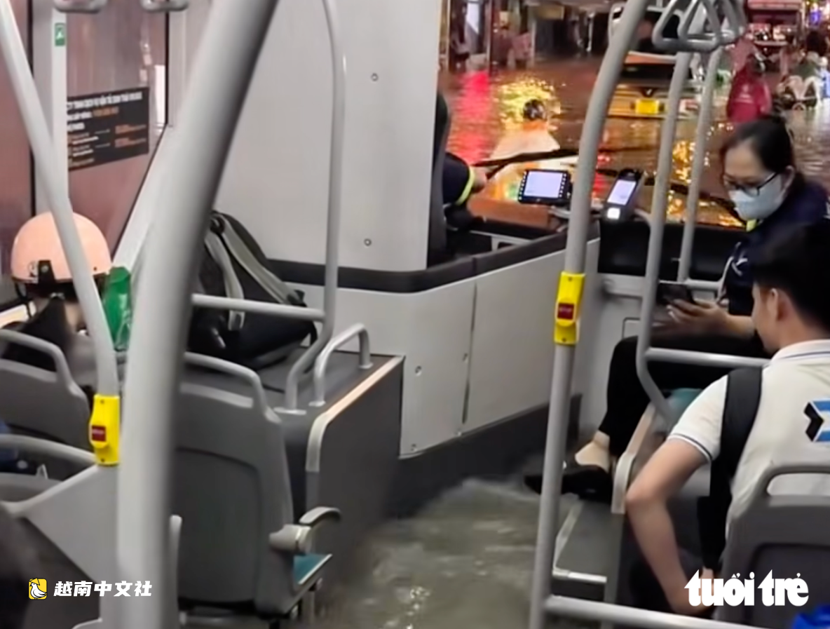 越南胡志明市潘輝益路嚴重內澇創紀錄,積水湧入致公交車成排熄火