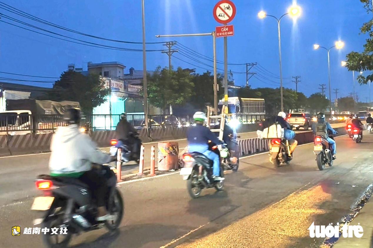 越南胡志明市：摩托車仍駛入22號國道和1號國道的汽車道