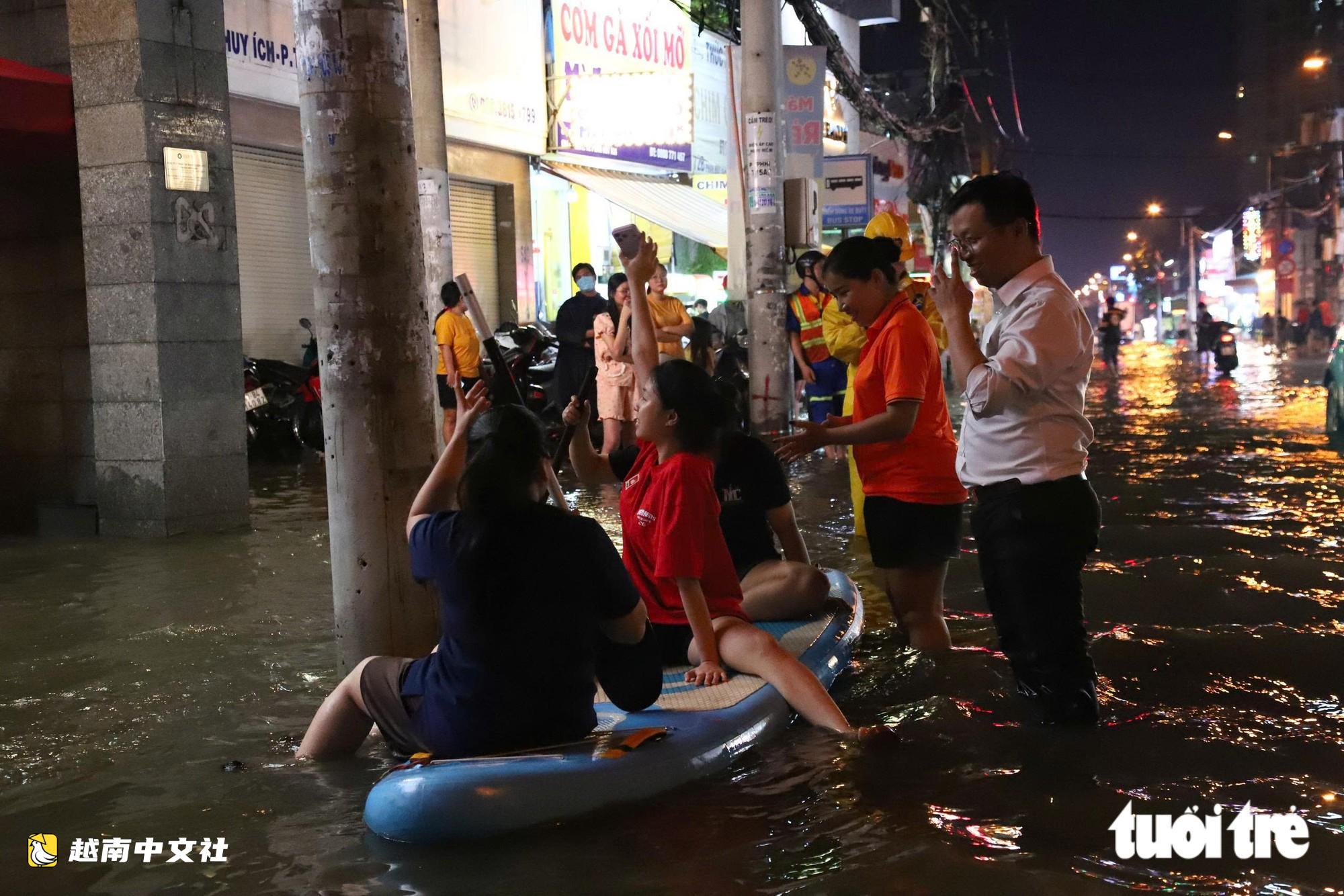 越南胡志明市潘輝益路嚴重內澇創紀錄,積水湧入致公交車成排熄火