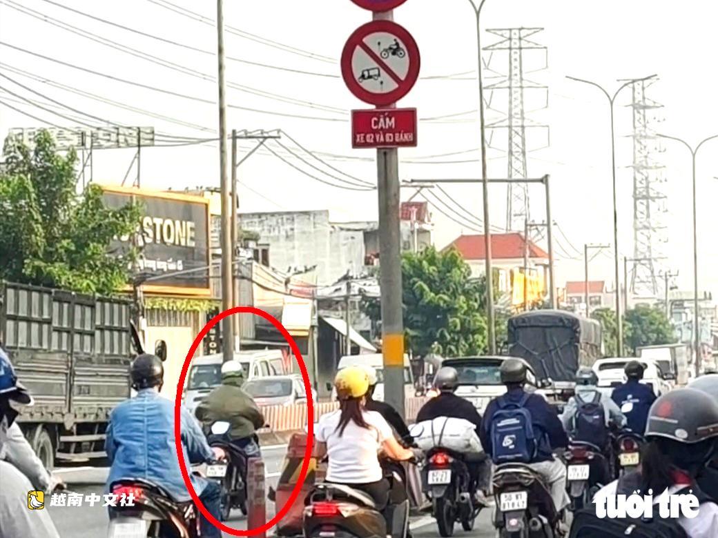 越南胡志明市：摩托車仍駛入22號國道和1號國道的汽車道