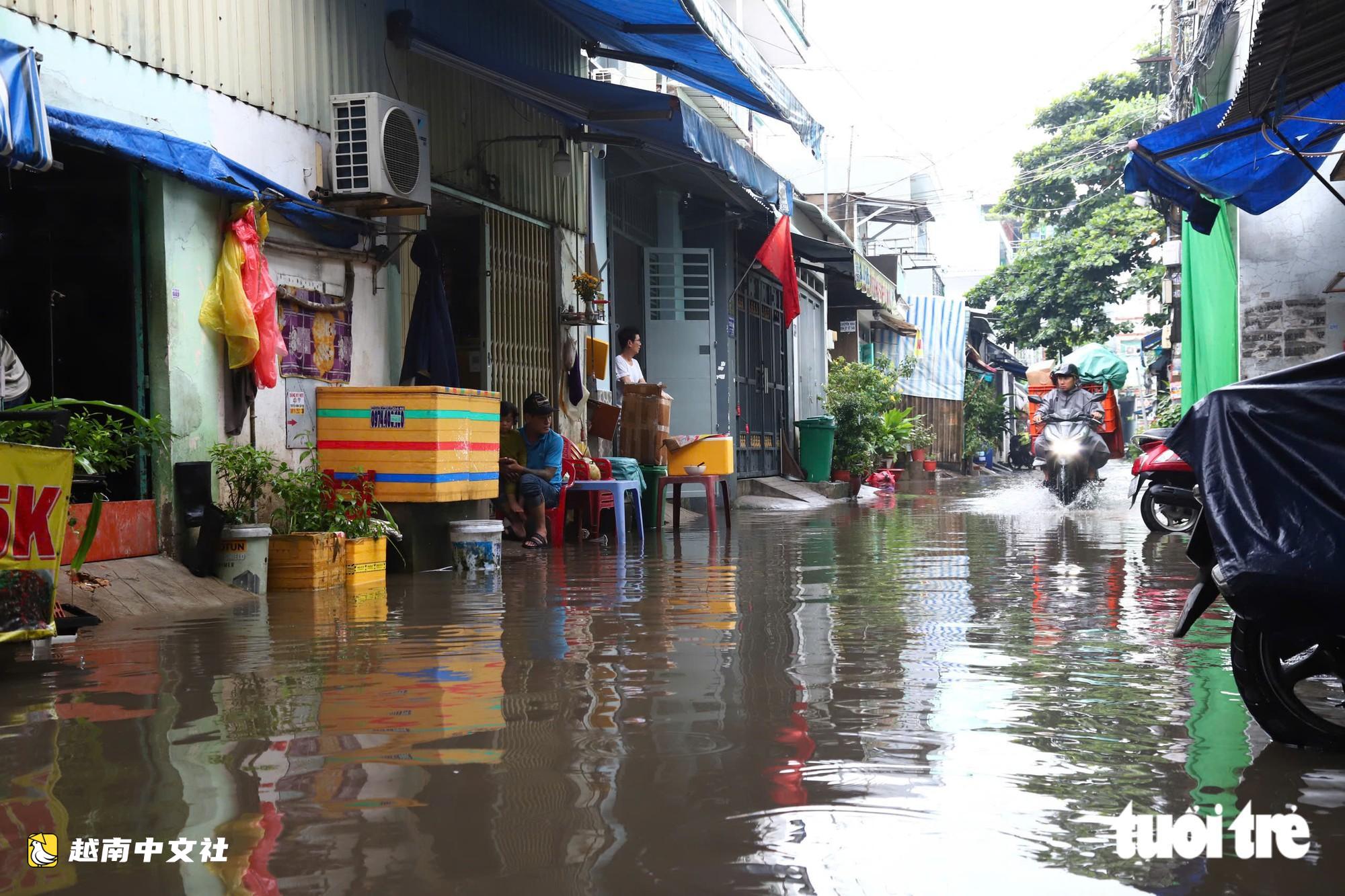 胡志明市平新坊胡文龍路在約一小時後降雨積水