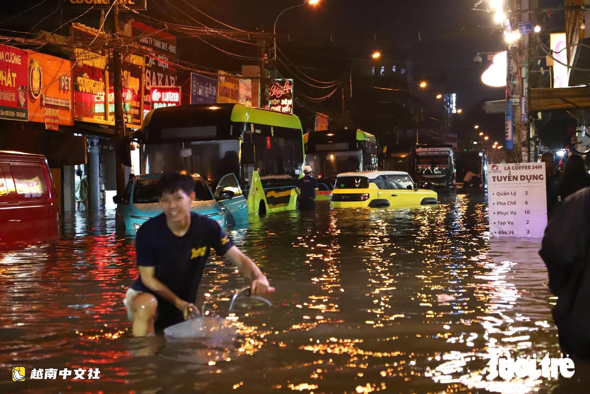 越南胡志明市潘輝益路嚴重內澇創紀錄,積水湧入致公交車成排熄火