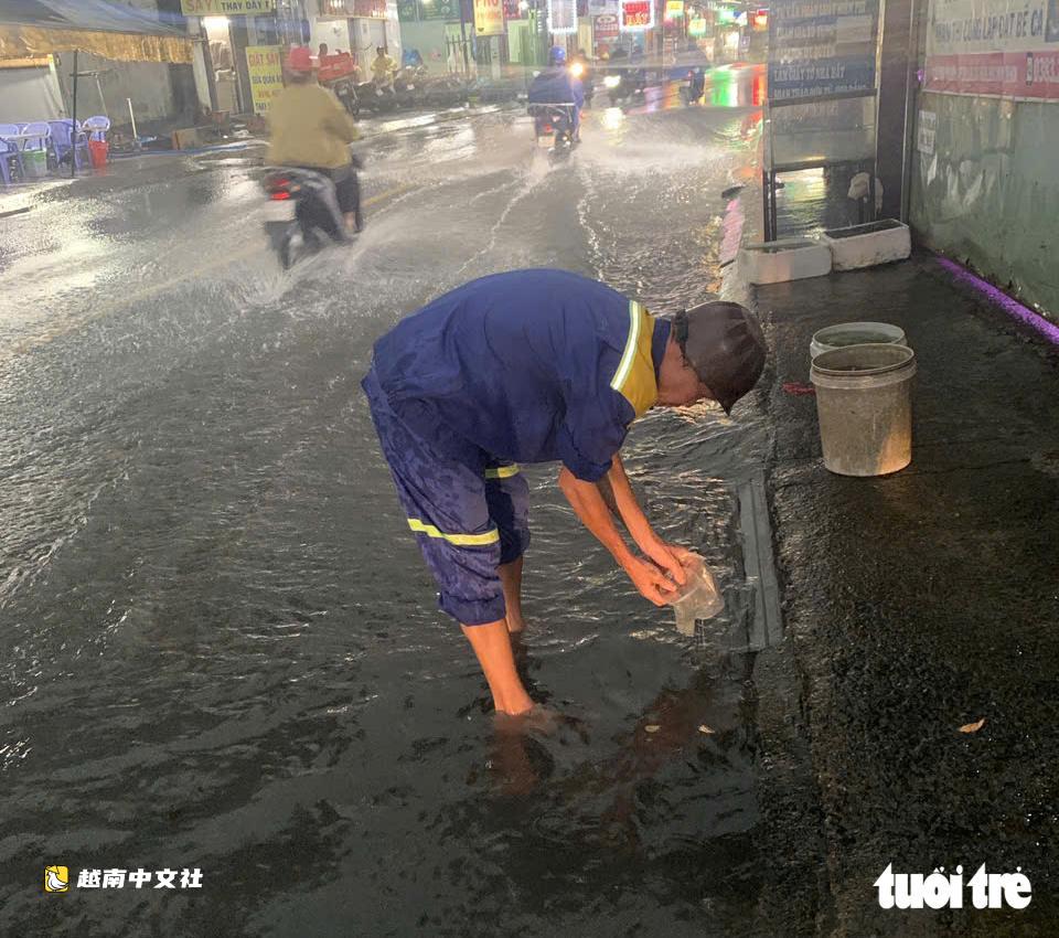 越南胡志明市潘輝益路嚴重內澇創紀錄,積水湧入致公交車成排熄火