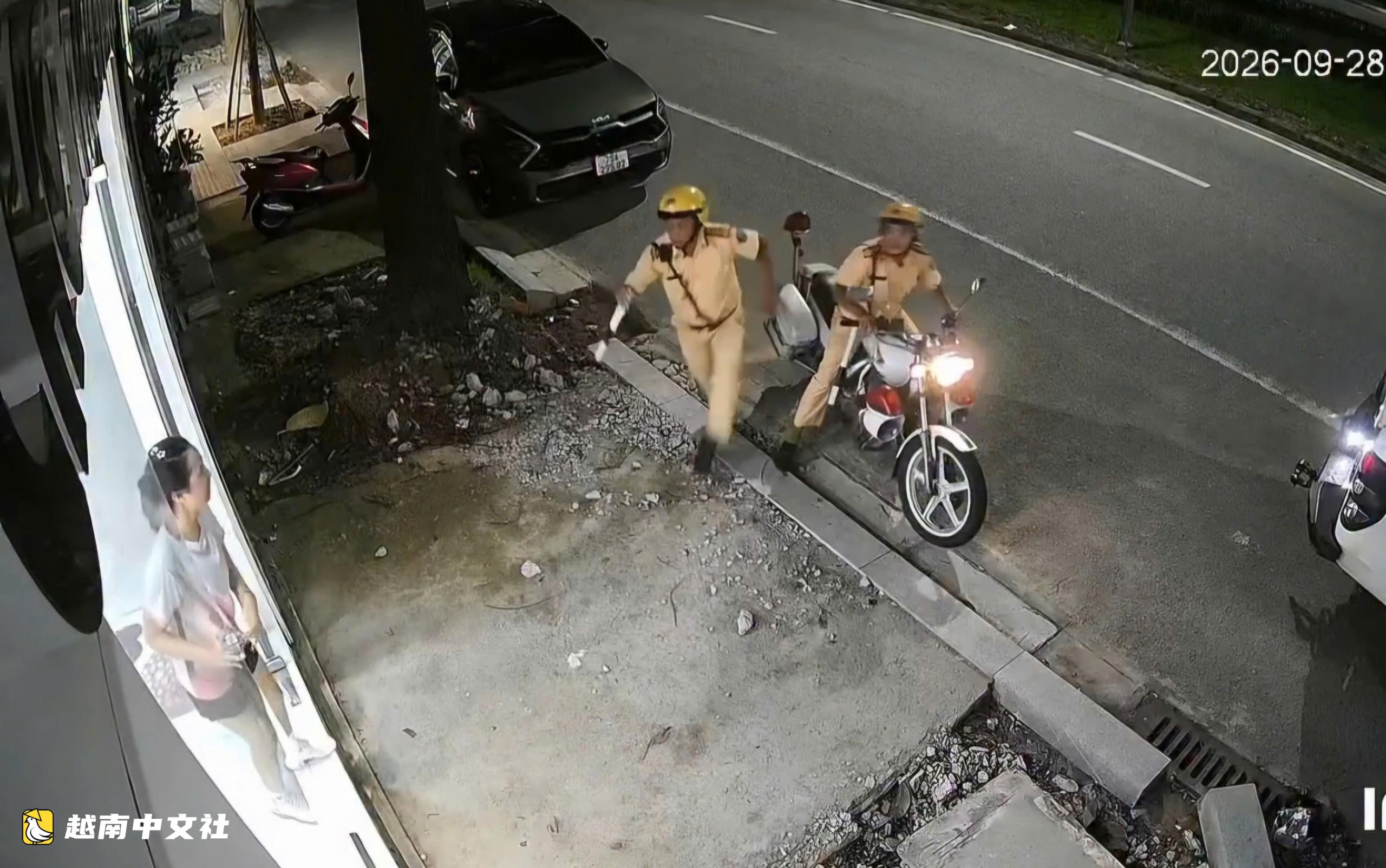 越南順化兩名交警及時救助疑似中風群眾獲表彰