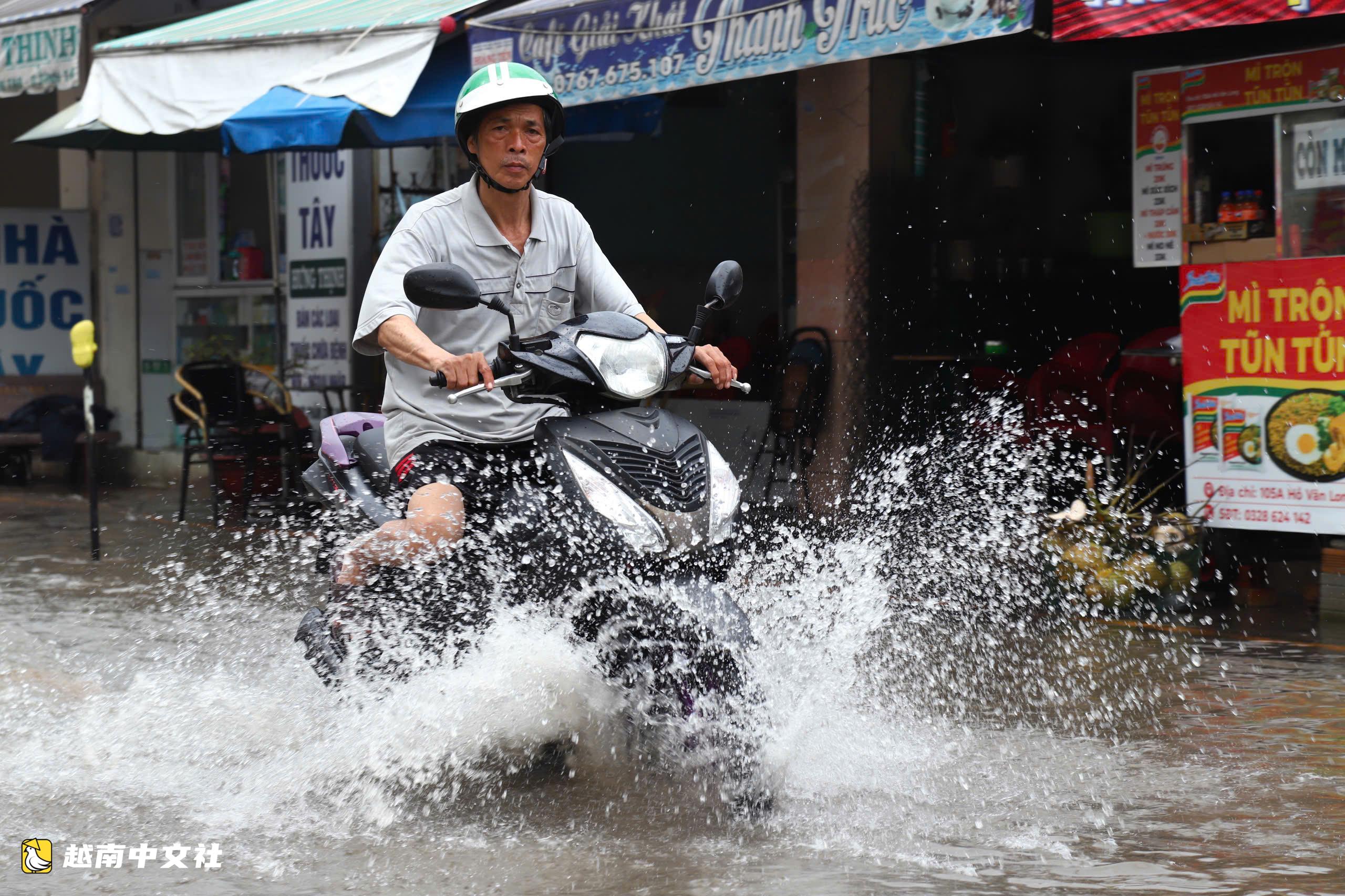 胡志明市平新坊胡文龍路在約一小時後降雨積水