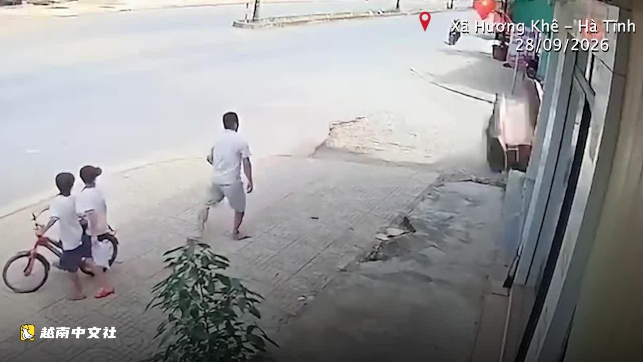 越南河靜省一牌樓倒塌,壓斷男學生手臂