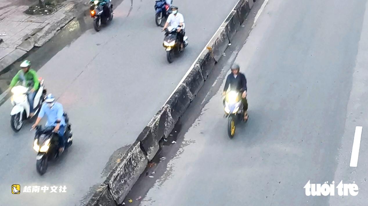 越南胡志明市：摩托車仍駛入22號國道和1號國道的汽車道