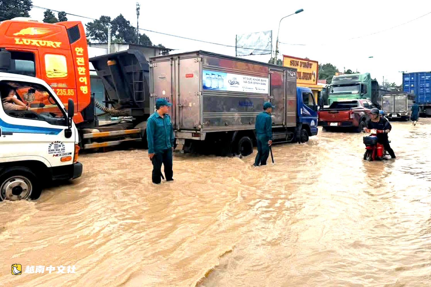 越南同奈大雨漲潮,民眾清晨蹚水上班