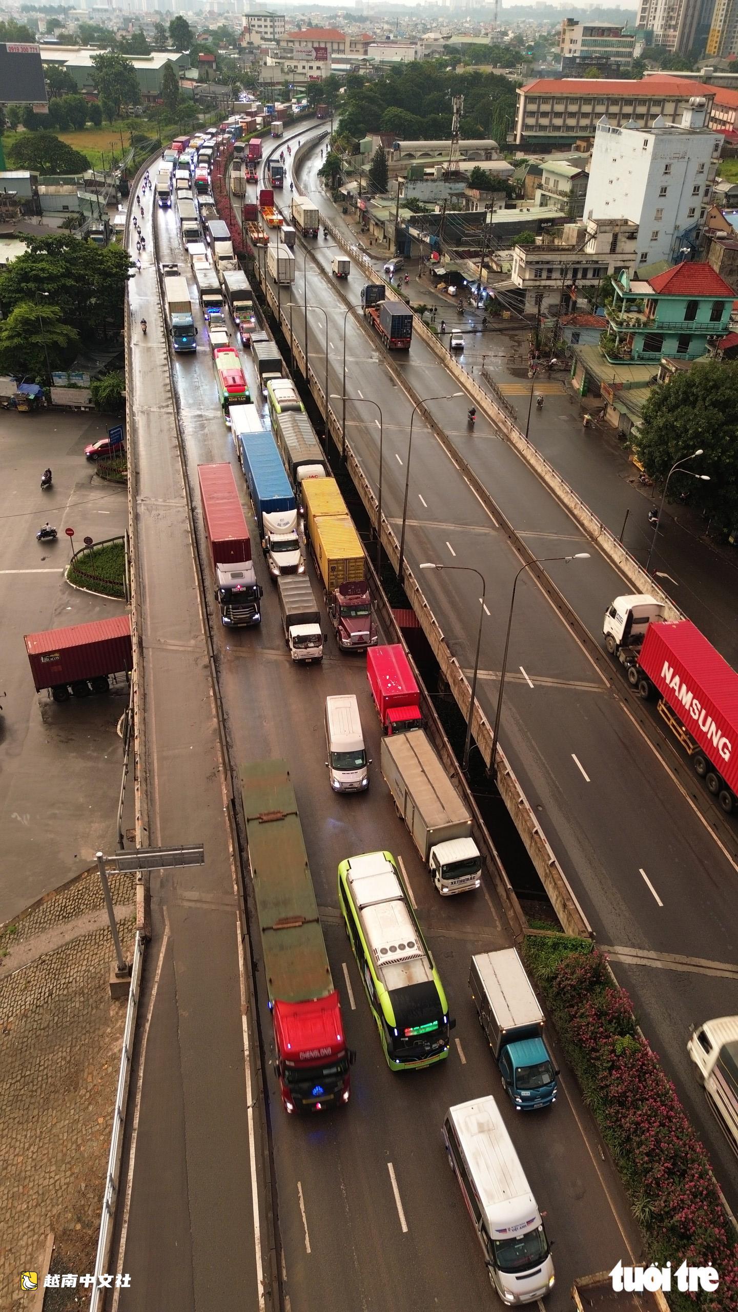 越南胡志明市松神高架橋因卡車側翻橫堵致4公里擁堵,現已疏通