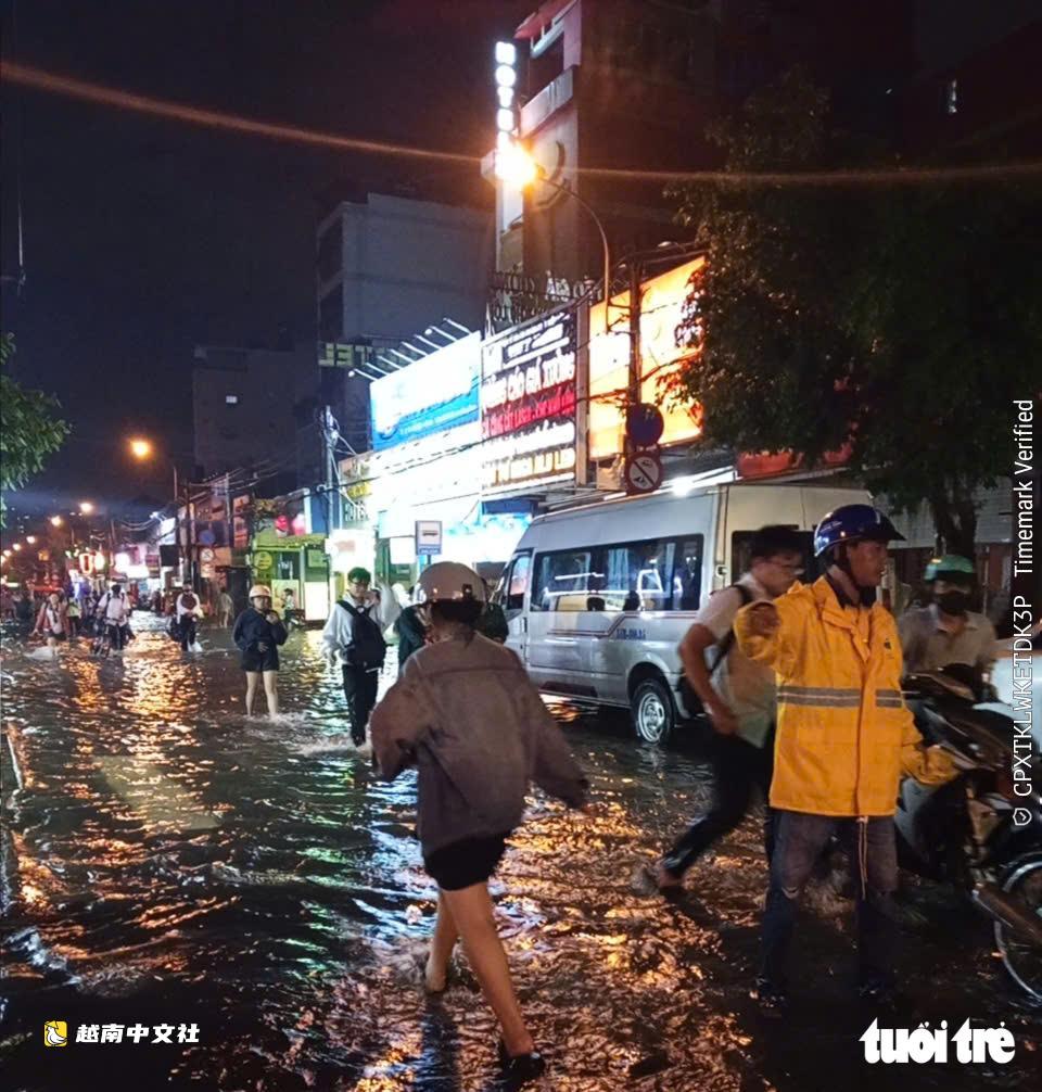 越南胡志明市潘輝益路嚴重內澇創紀錄,積水湧入致公交車成排熄火