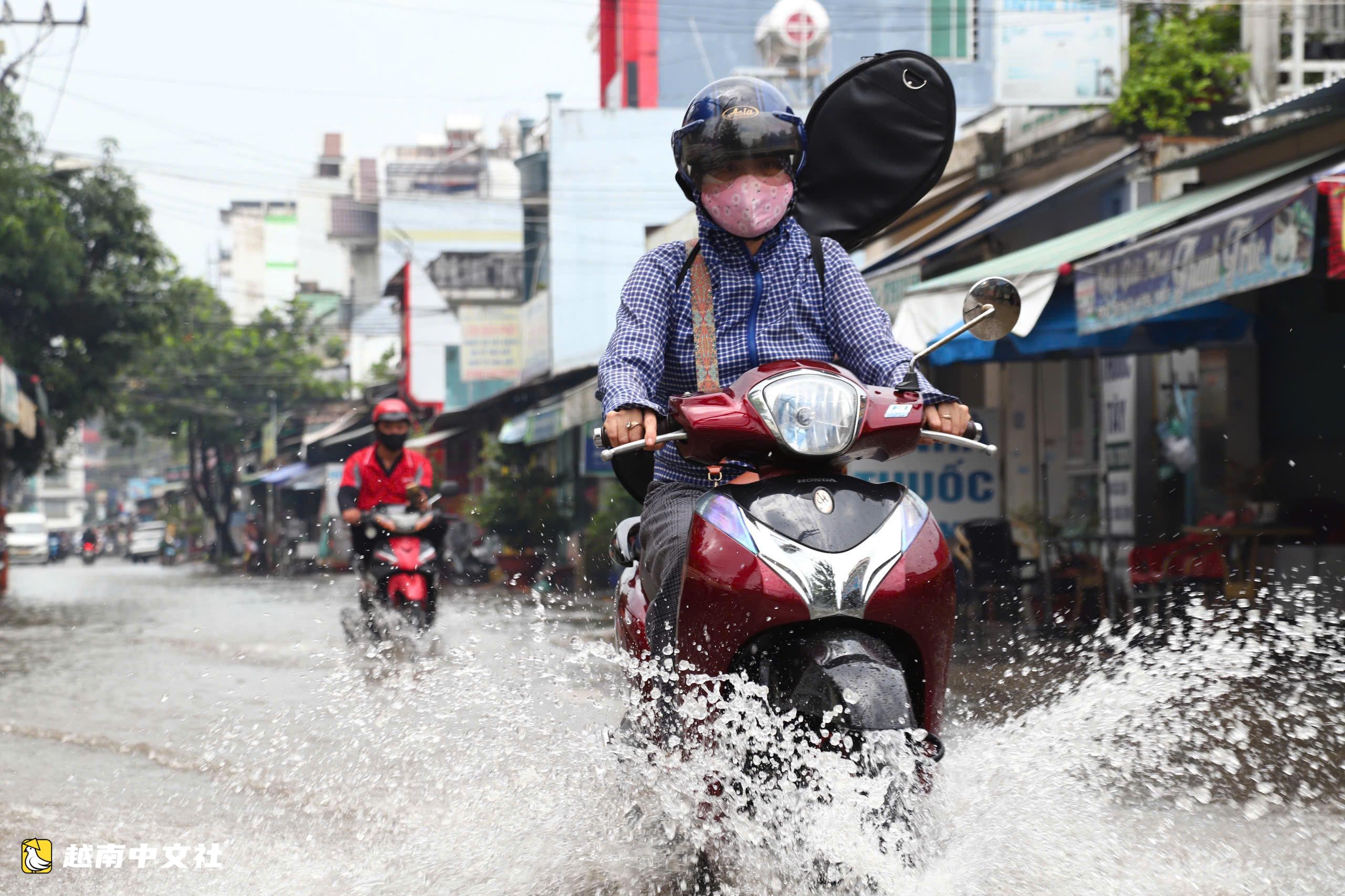 胡志明市平新坊胡文龍路在約一小時後降雨積水