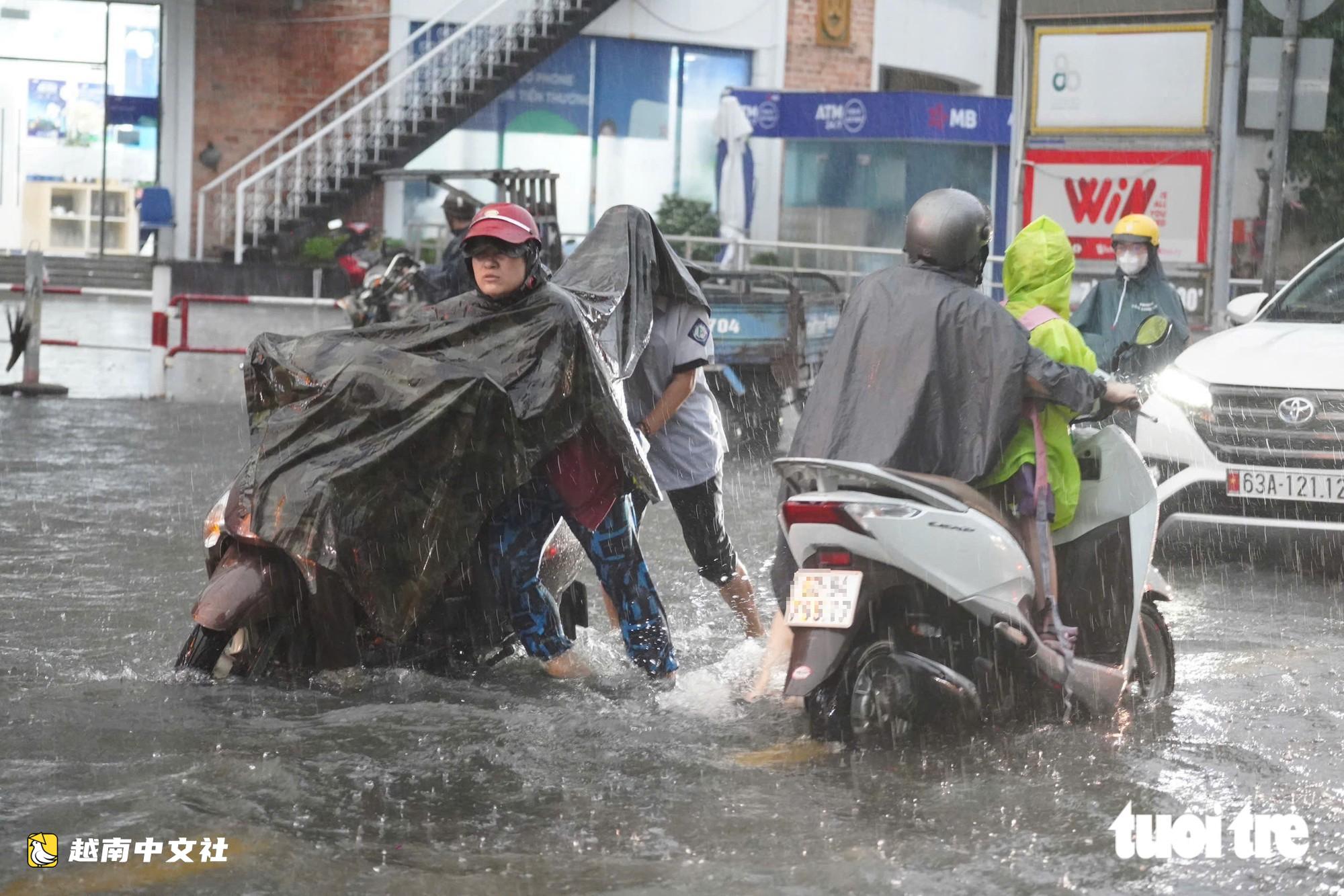 才16點，整個胡志明市中心大雨傾盆，到處被淹