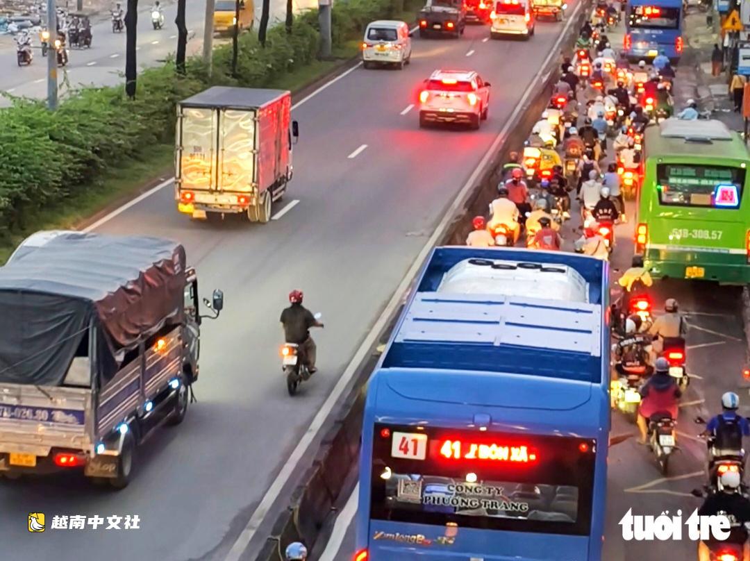 越南胡志明市：摩托車仍駛入22號國道和1號國道的汽車道