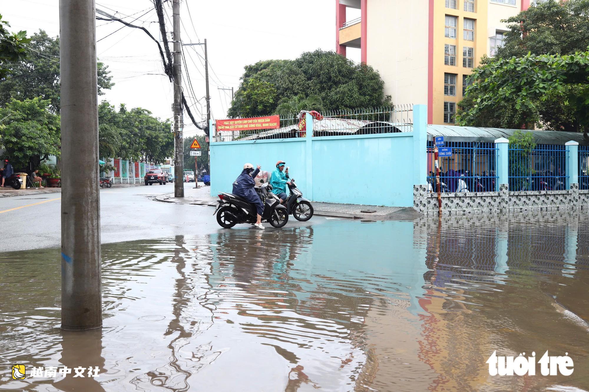 胡志明市平新坊胡文龍路在約一小時後降雨積水