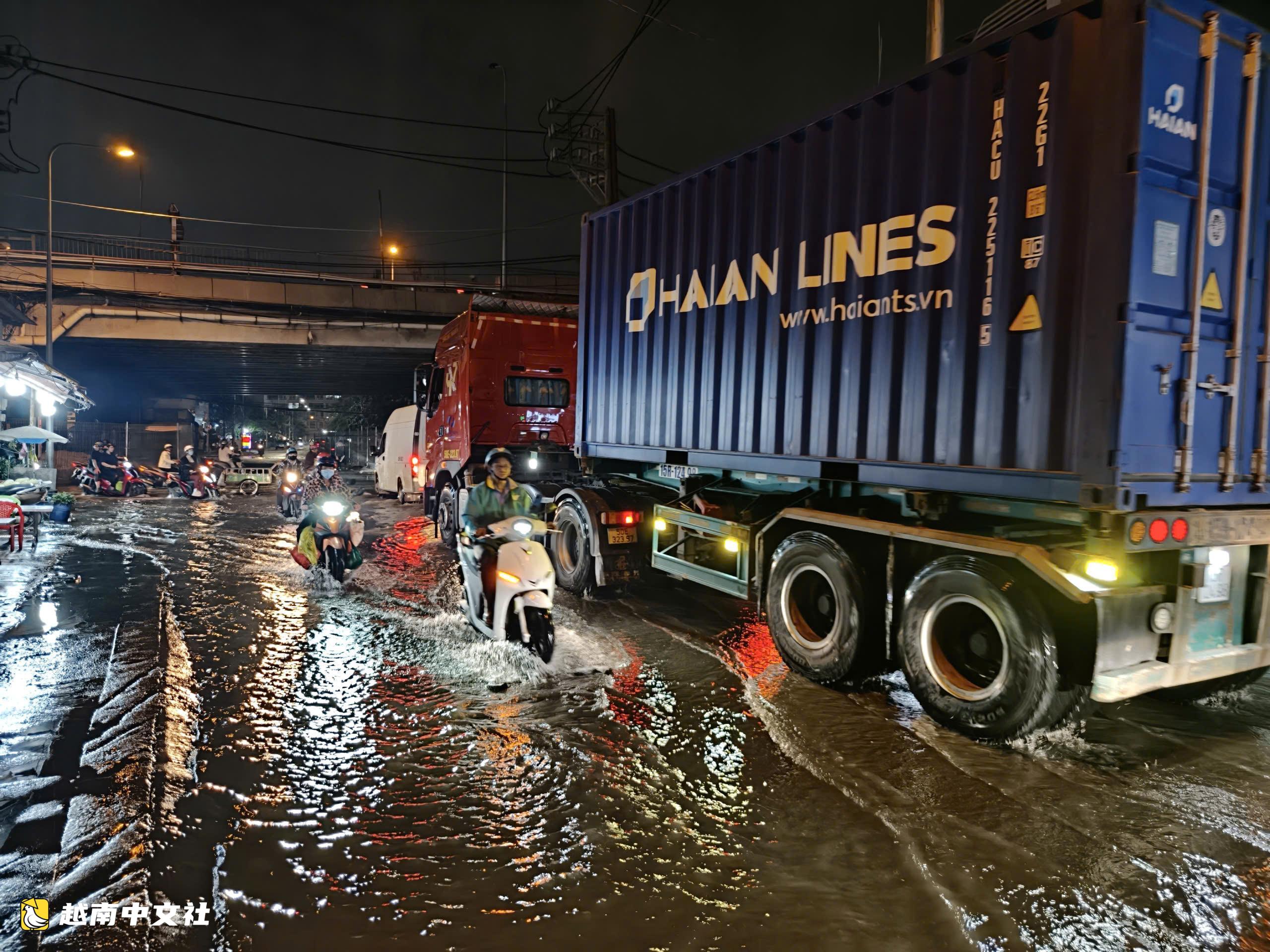 潮水上漲,胡志明市摩托車手探路避開坑窪