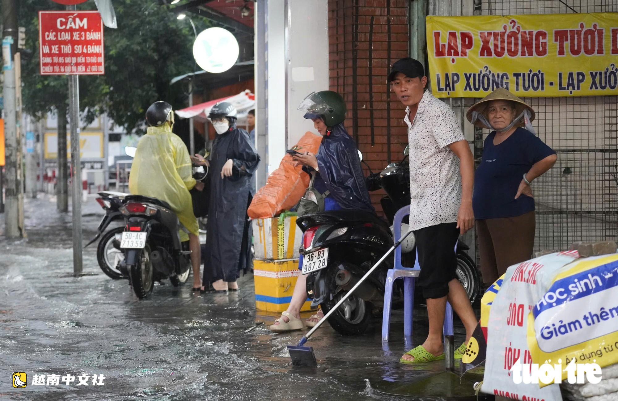 才16點，整個胡志明市中心大雨傾盆，到處被淹