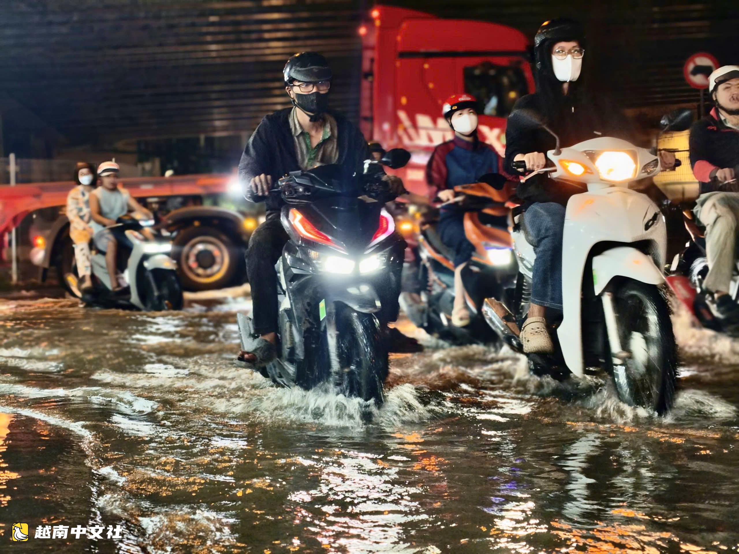 潮水上漲,胡志明市摩托車手探路避開坑窪