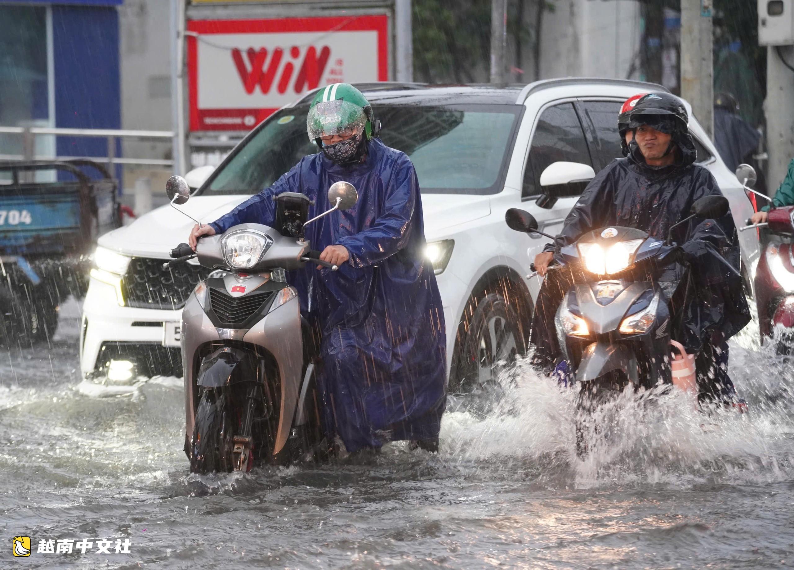 才16點，整個胡志明市中心大雨傾盆，到處被淹