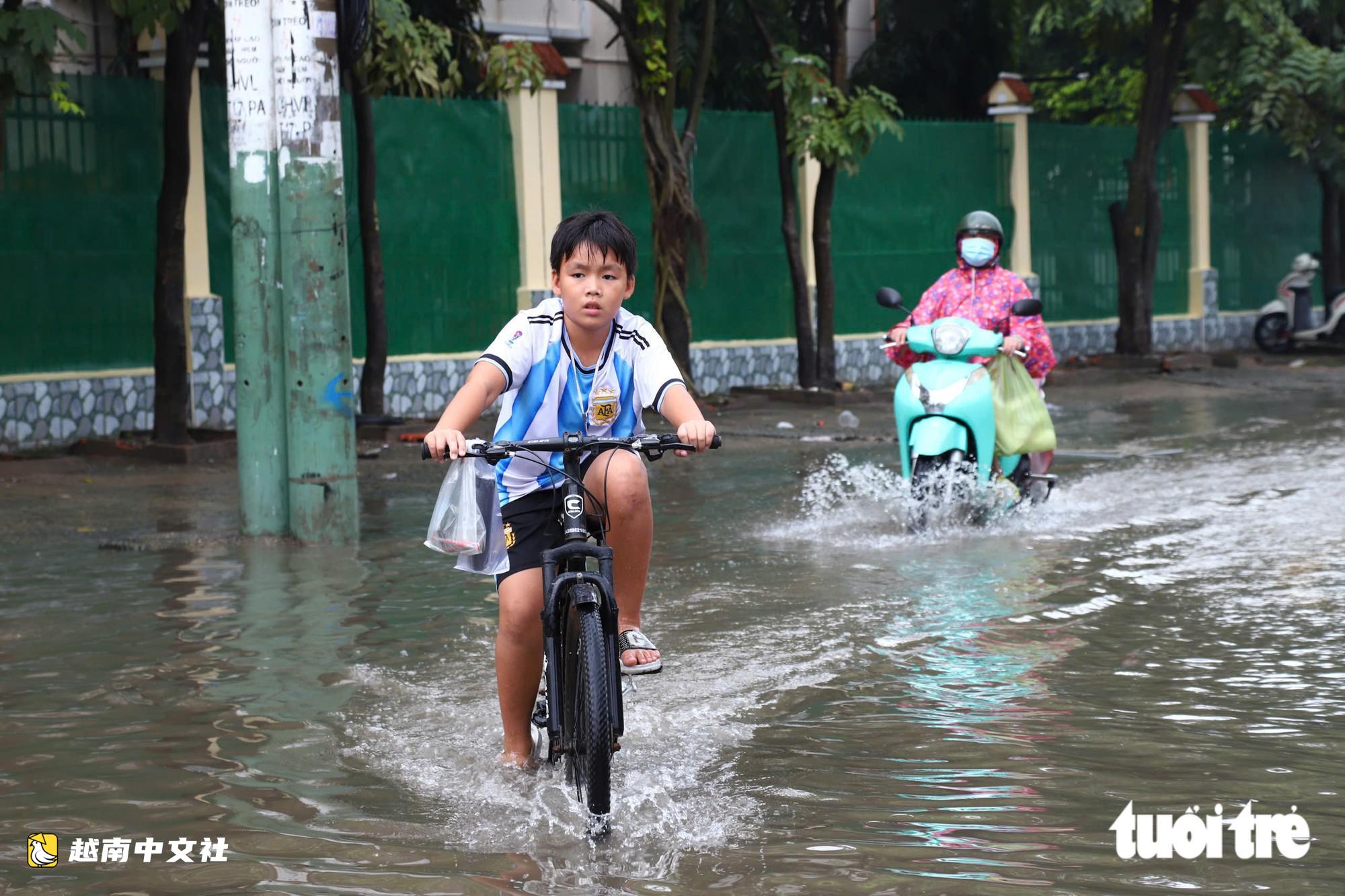 胡志明市平新坊胡文龍路在約一小時後降雨積水