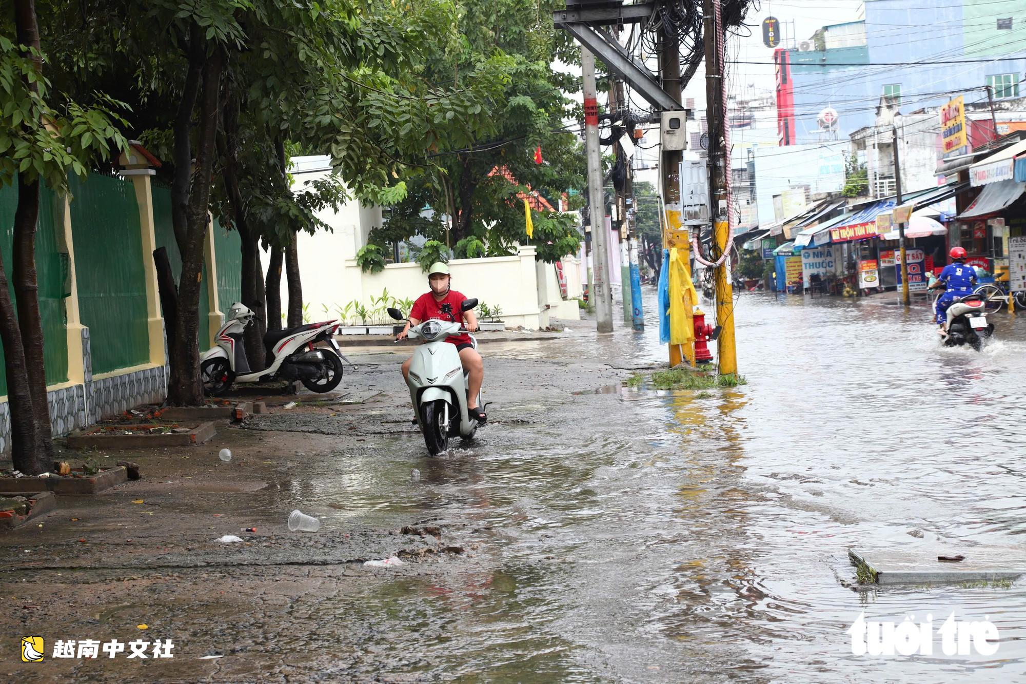 胡志明市平新坊胡文龍路在約一小時後降雨積水