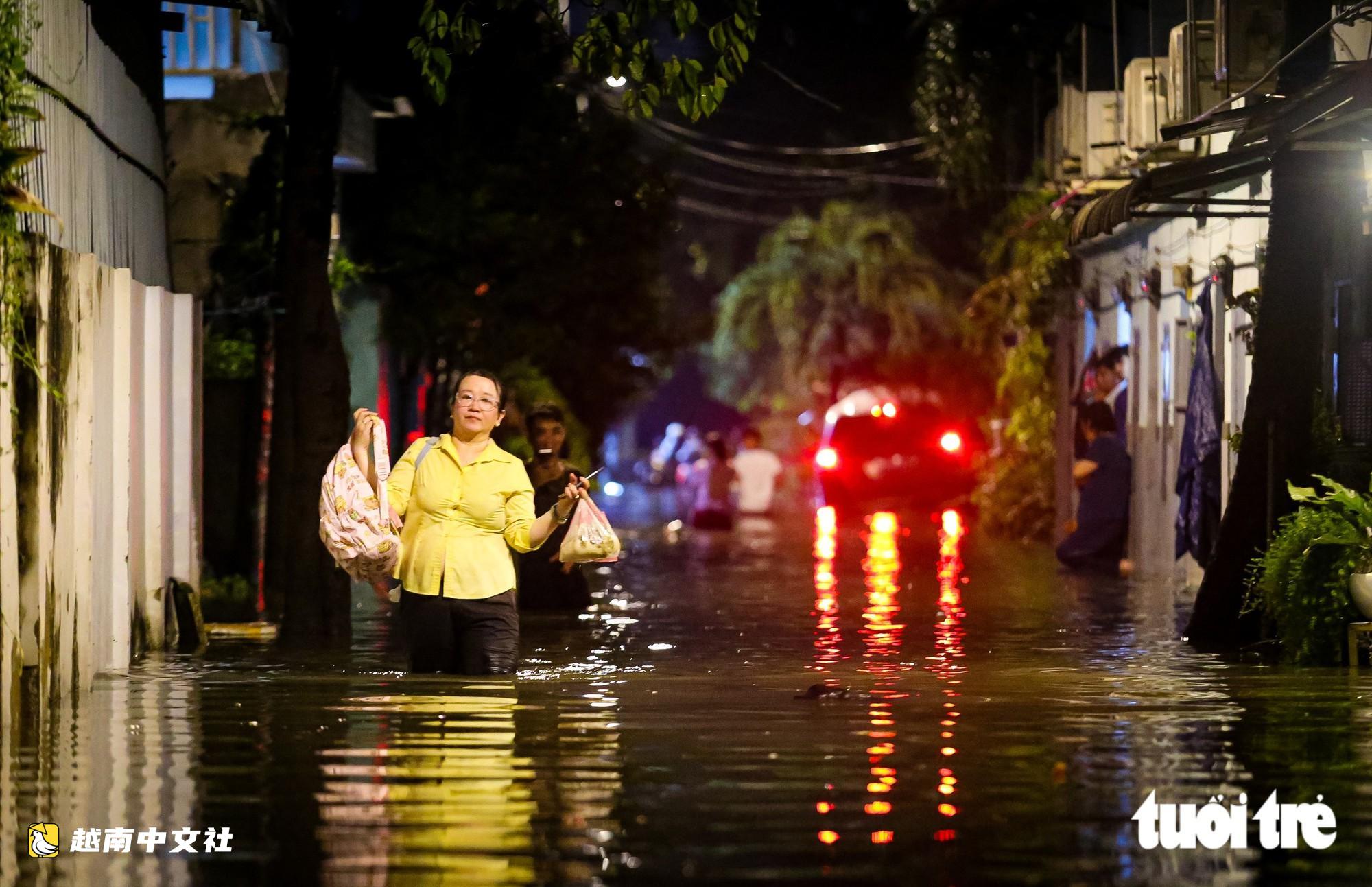越南胡志明市守德坊：水渠水突然湧入，數百戶民宅深夜被深淹