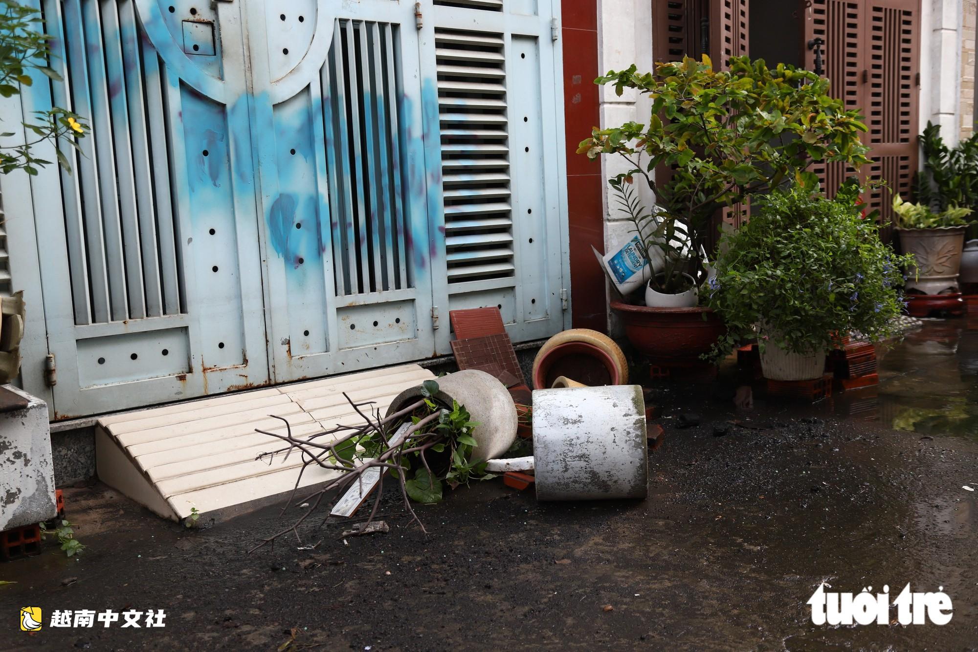 越南胡志明市創紀錄暴雨內澇後,潘輝益路積水退去,居民忙著清理家園