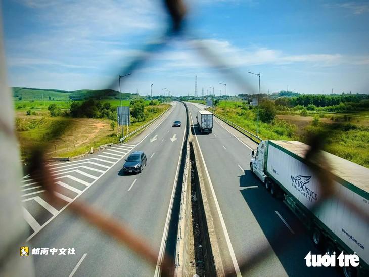 越南集裝箱車與旅遊車司機談走高速公路與國道的“優劣”