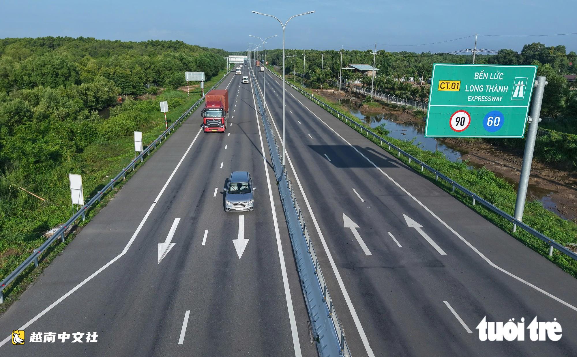 越南檳瀝-隆城高速公路通車首日:車輛穿行紅樹林,司機輕鬆避開堵車