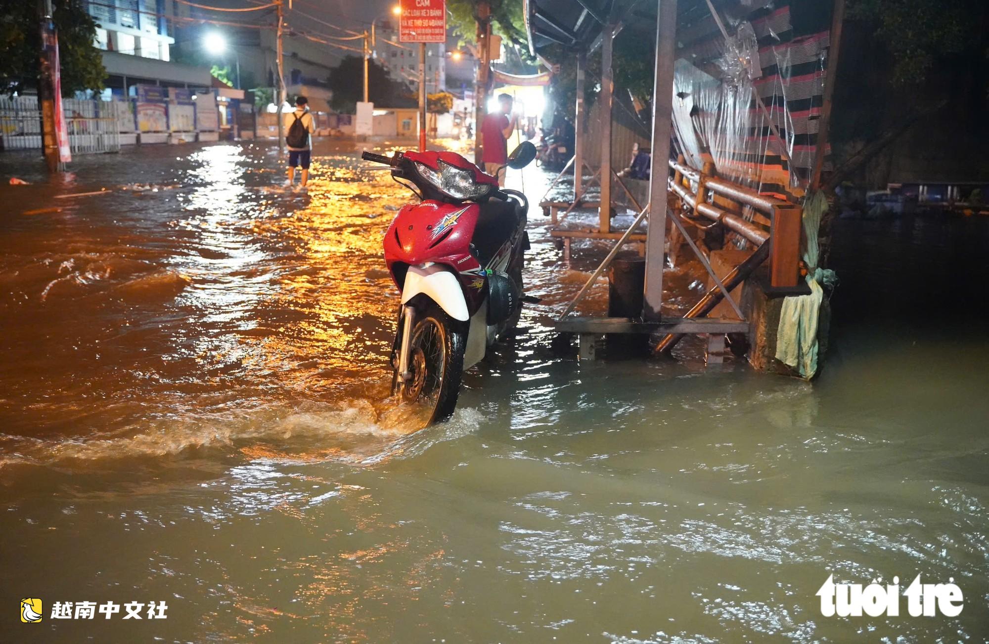 越南:雨停後,潘輝益路的水位繼續上漲