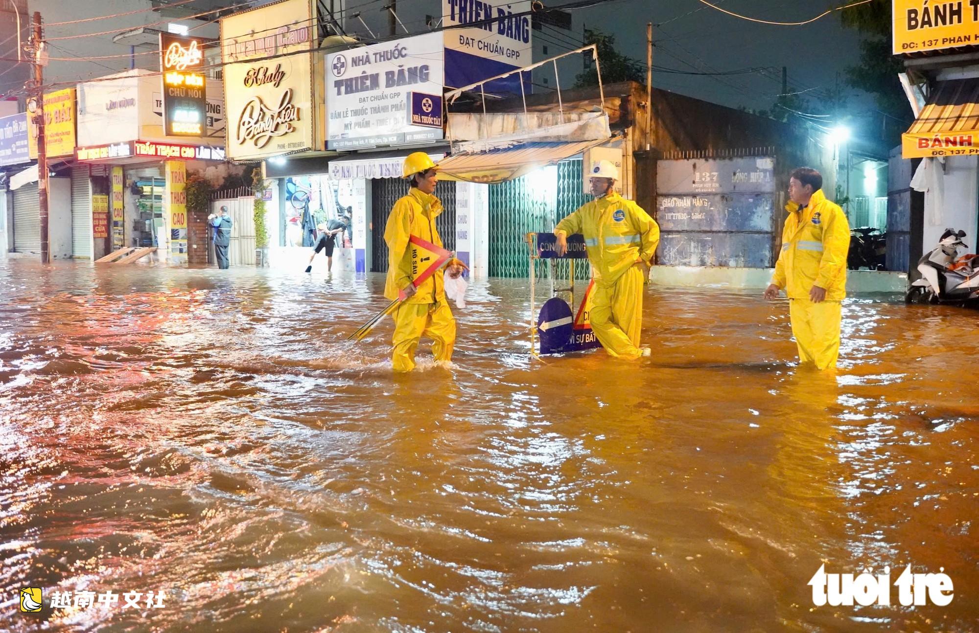 越南:雨停後,潘輝益路的水位繼續上漲