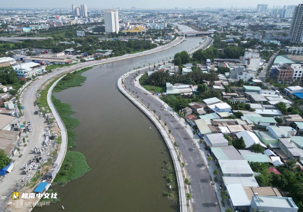 越南胡志明市潘輝益路因參良運河施工積水超過一米