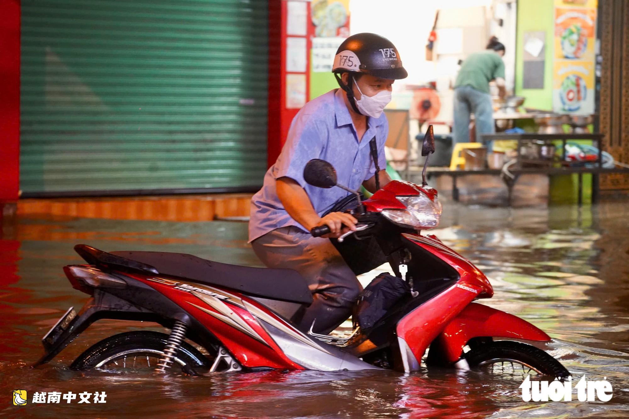 越南:雨停後,潘輝益路的水位繼續上漲