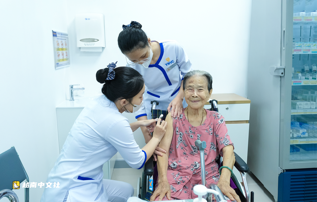 越南向全國老年人免費提供1萬劑流感疫苗