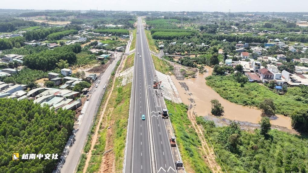越南邊和-頭頓高速公路路段出現沉降開裂,正進行修復