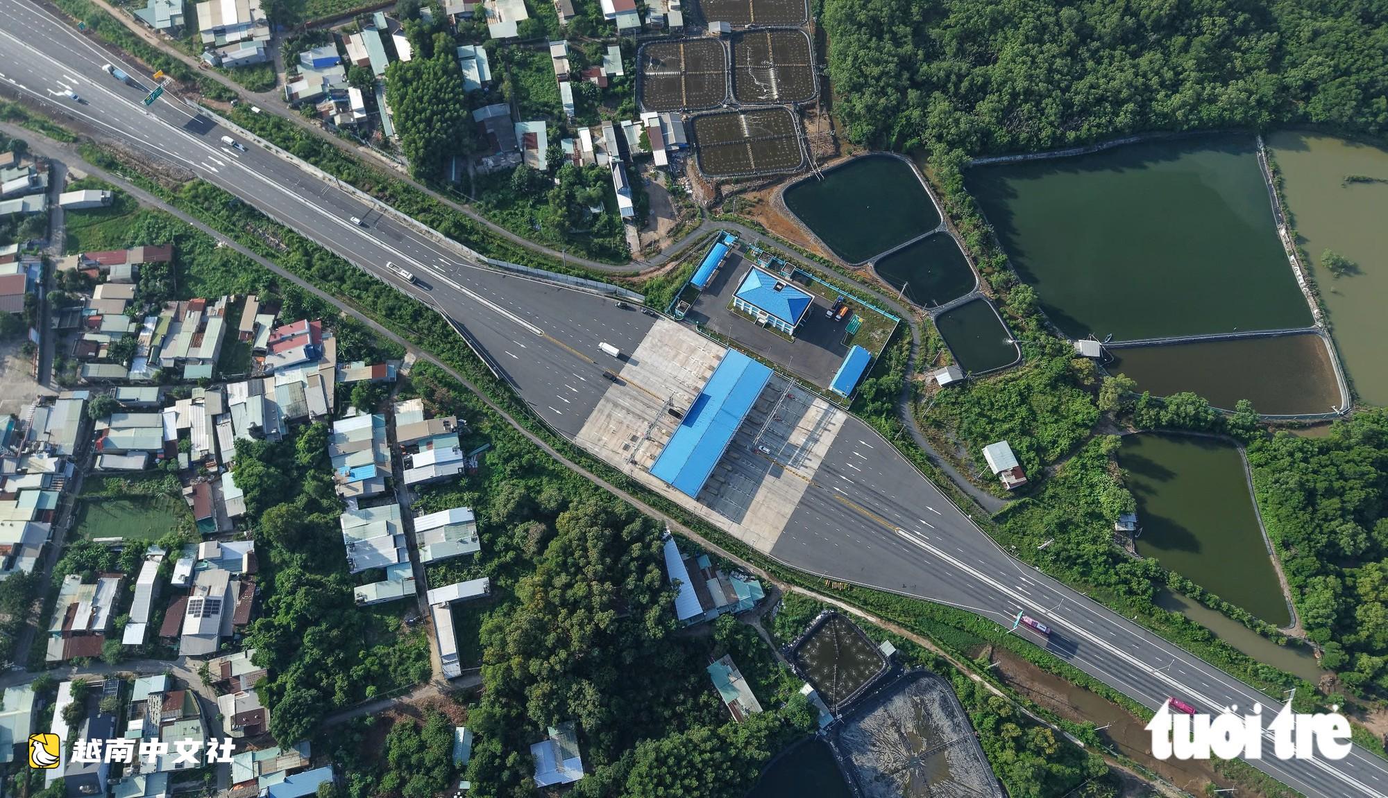 越南檳瀝-隆城高速公路通車首日:車輛穿行紅樹林,司機輕鬆避開堵車