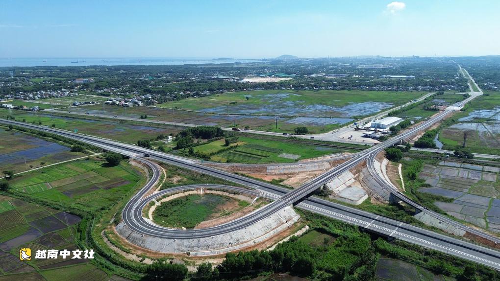 越南連接榕桔經濟區與高速公路的“喇叭花”立交正式通車