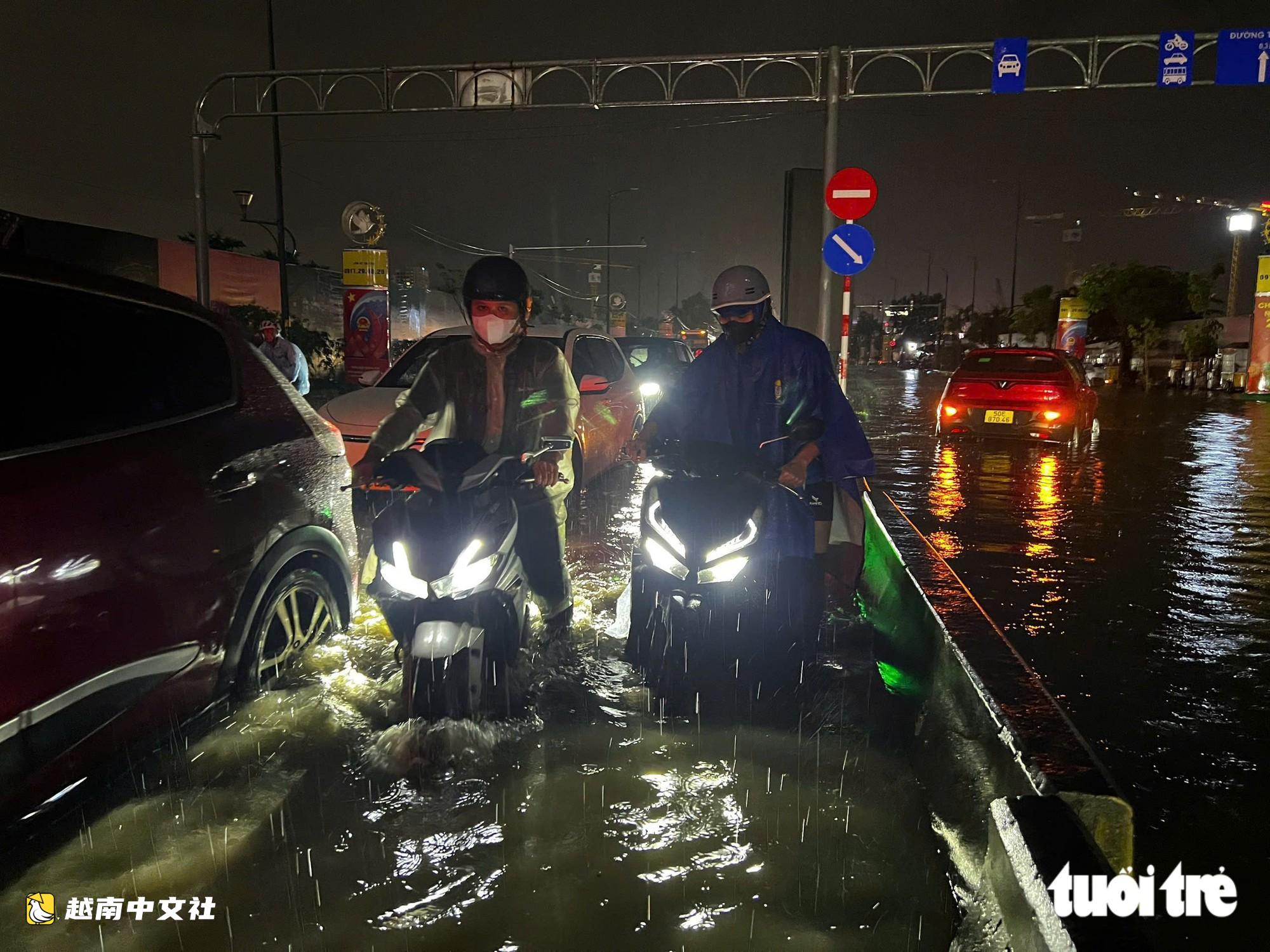 更新：強雷暴橫掃胡志明市，暴雨遮天，雷聲隆隆