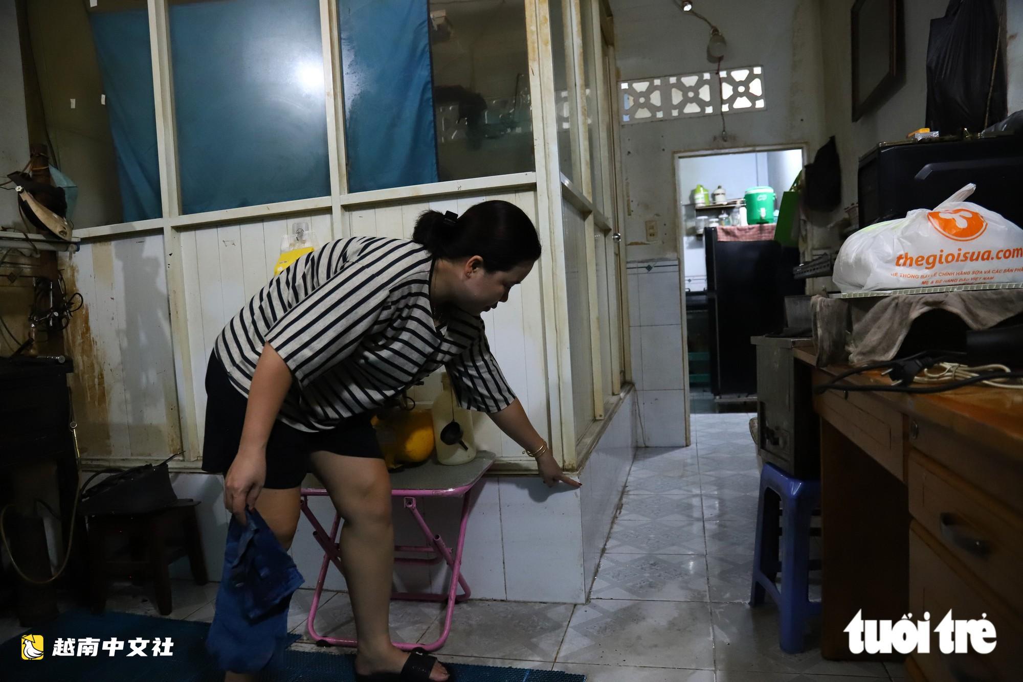 越南胡志明市創紀錄暴雨內澇後,潘輝益路積水退去,居民忙著清理家園
