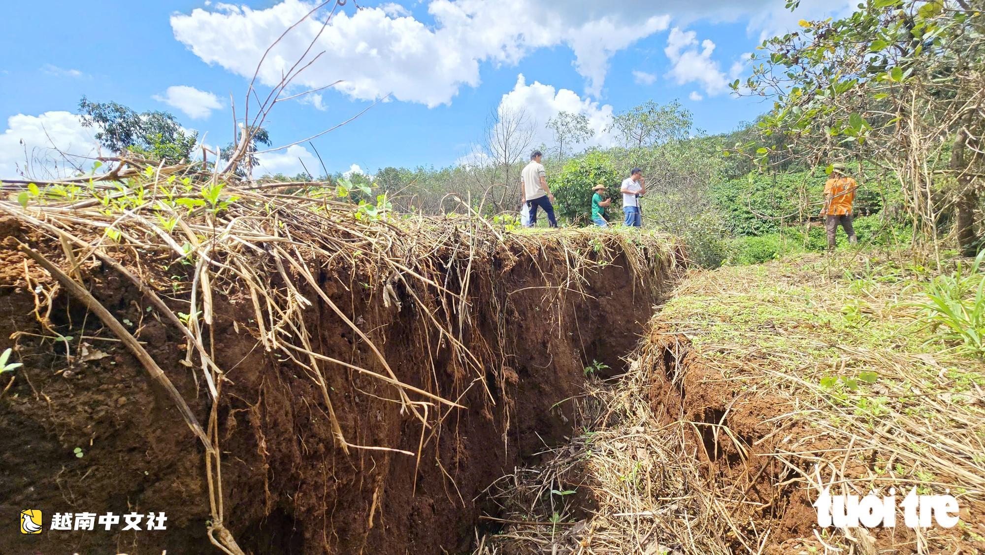 越南長裂縫“吞噬”民眾大量土地和農作物