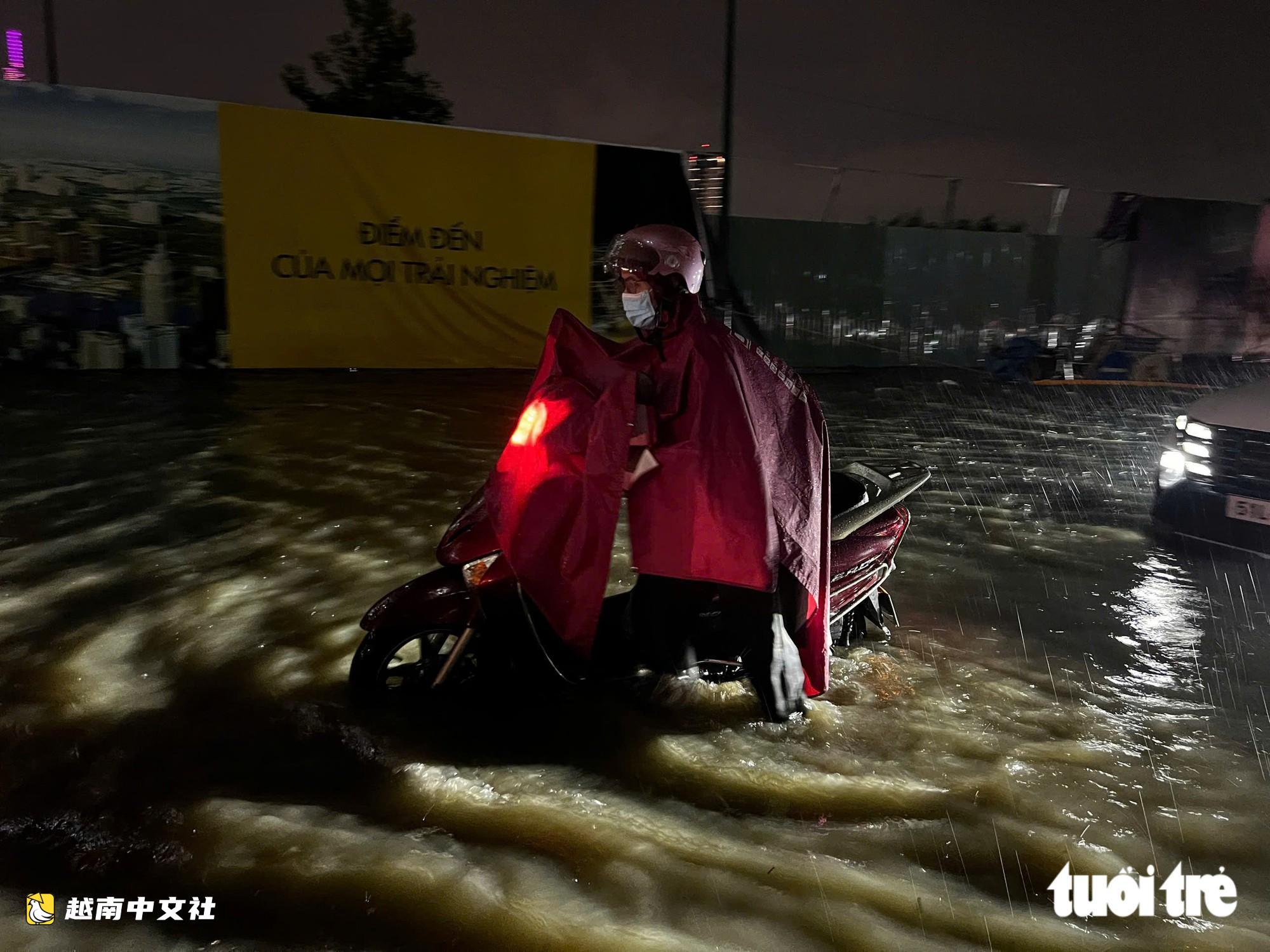 更新：強雷暴橫掃胡志明市，暴雨遮天，雷聲隆隆