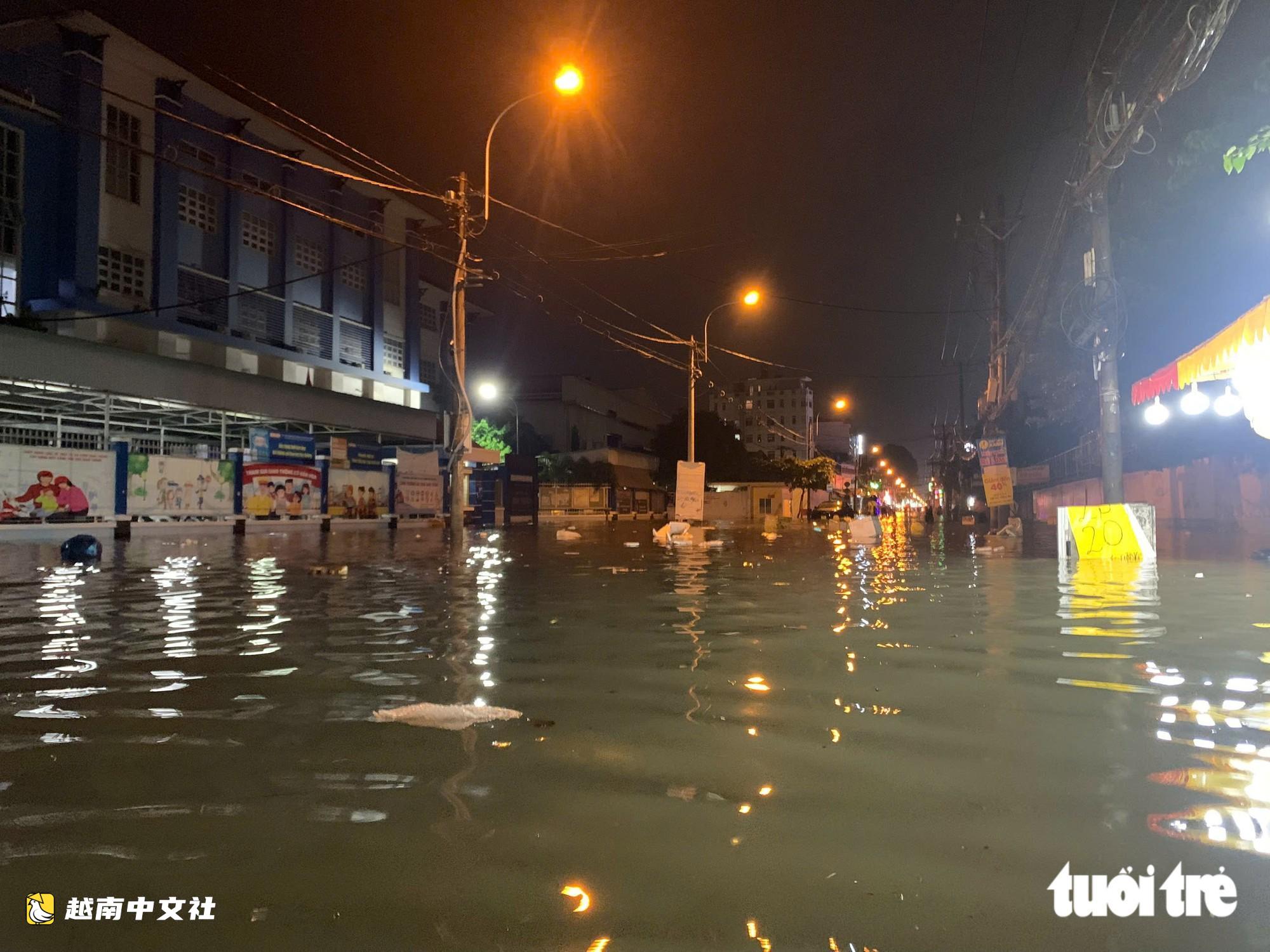 越南胡志明市潘輝益街因參良運河施工收窄水流而嚴重積水
