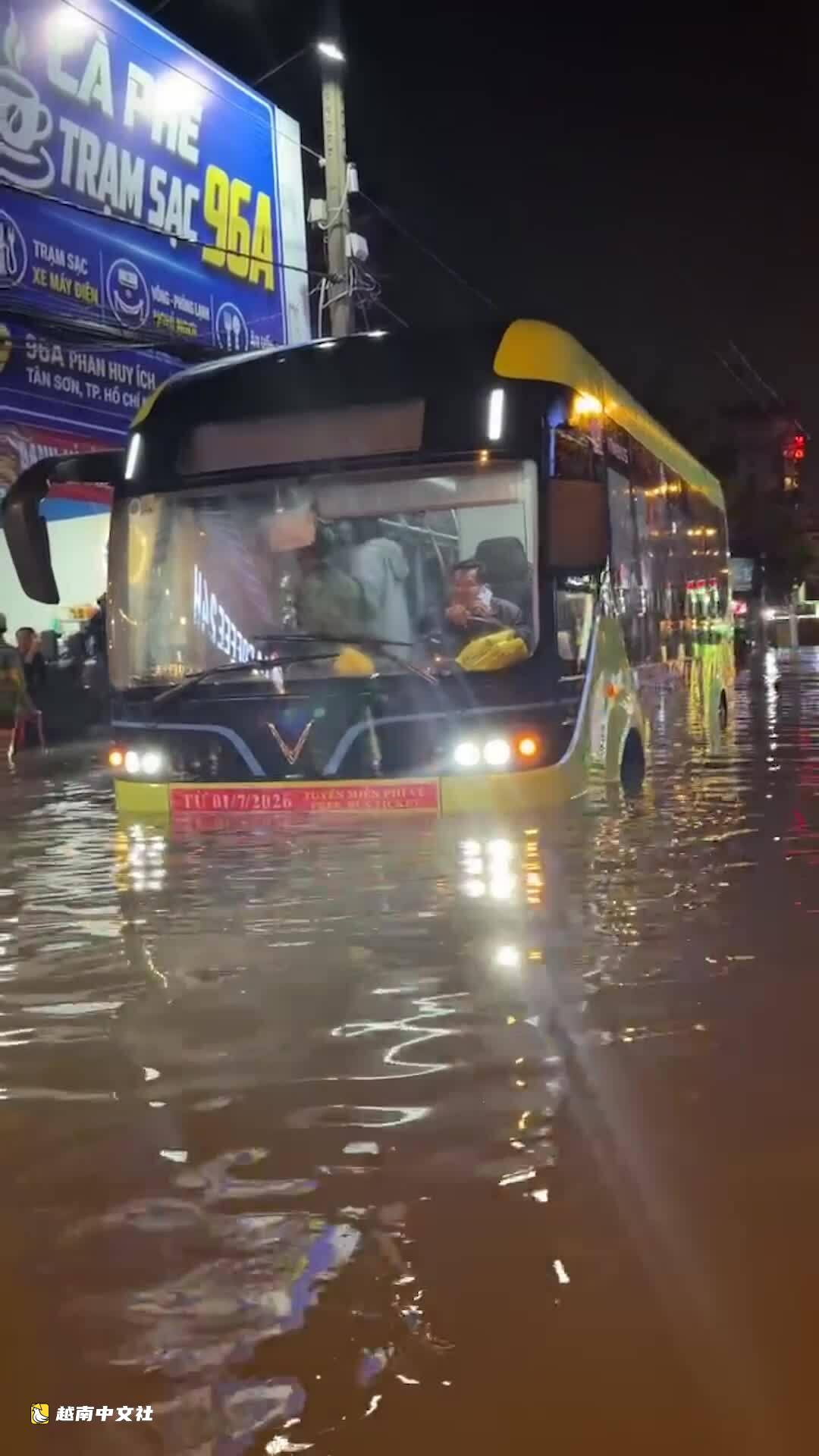 越南胡志明市潘輝益路因參良運河施工積水超過一米