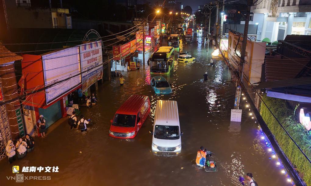 越南胡志明市潘輝益路因參良運河施工積水超過一米