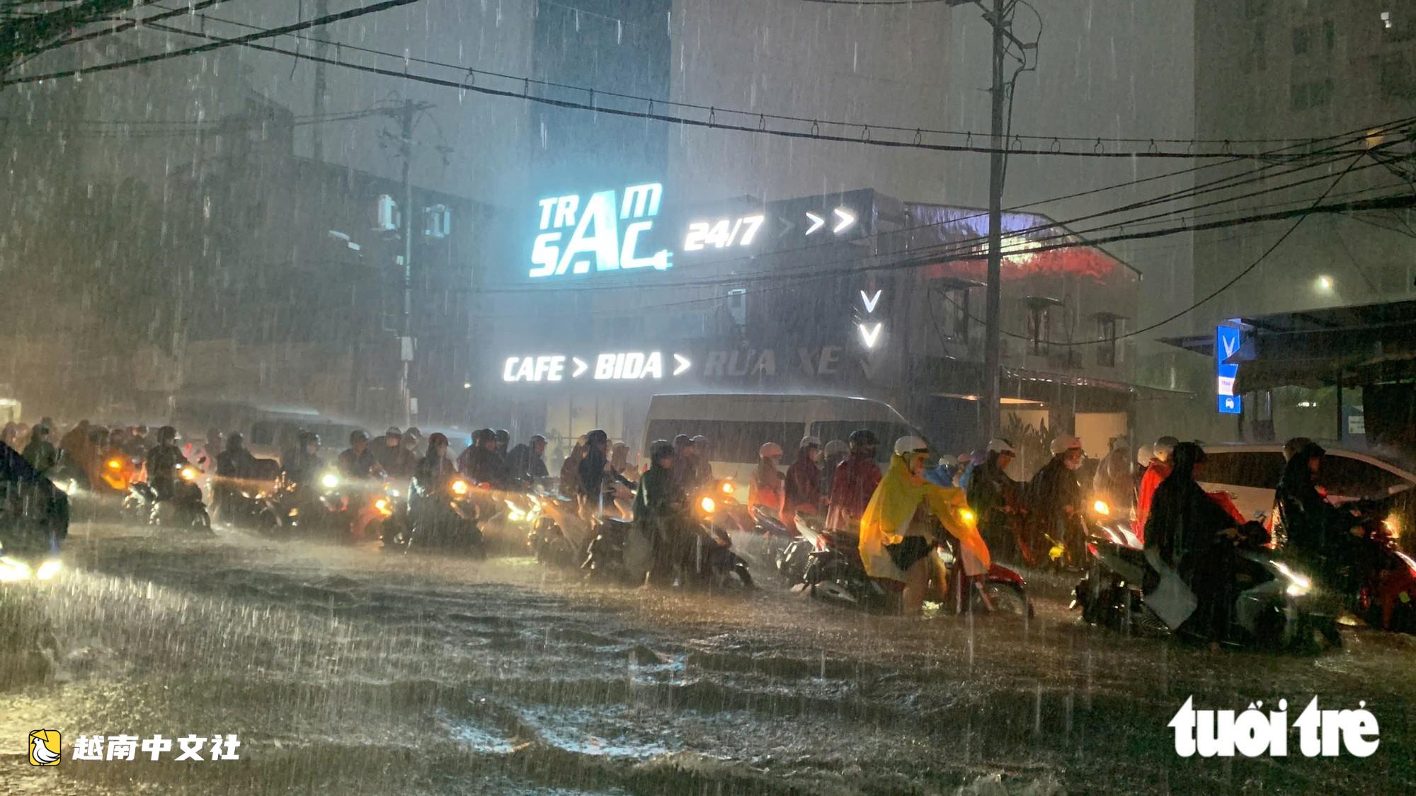 更新：強風暴席捲越南胡志明市，暴雨遮天，雷聲隆隆