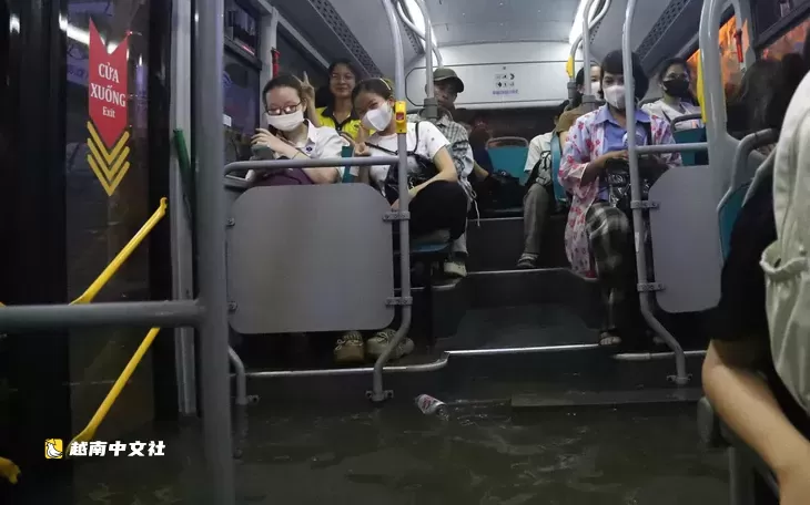 越南胡志明市守德坊：水渠水突然湧入，數百戶民宅深夜被深淹
