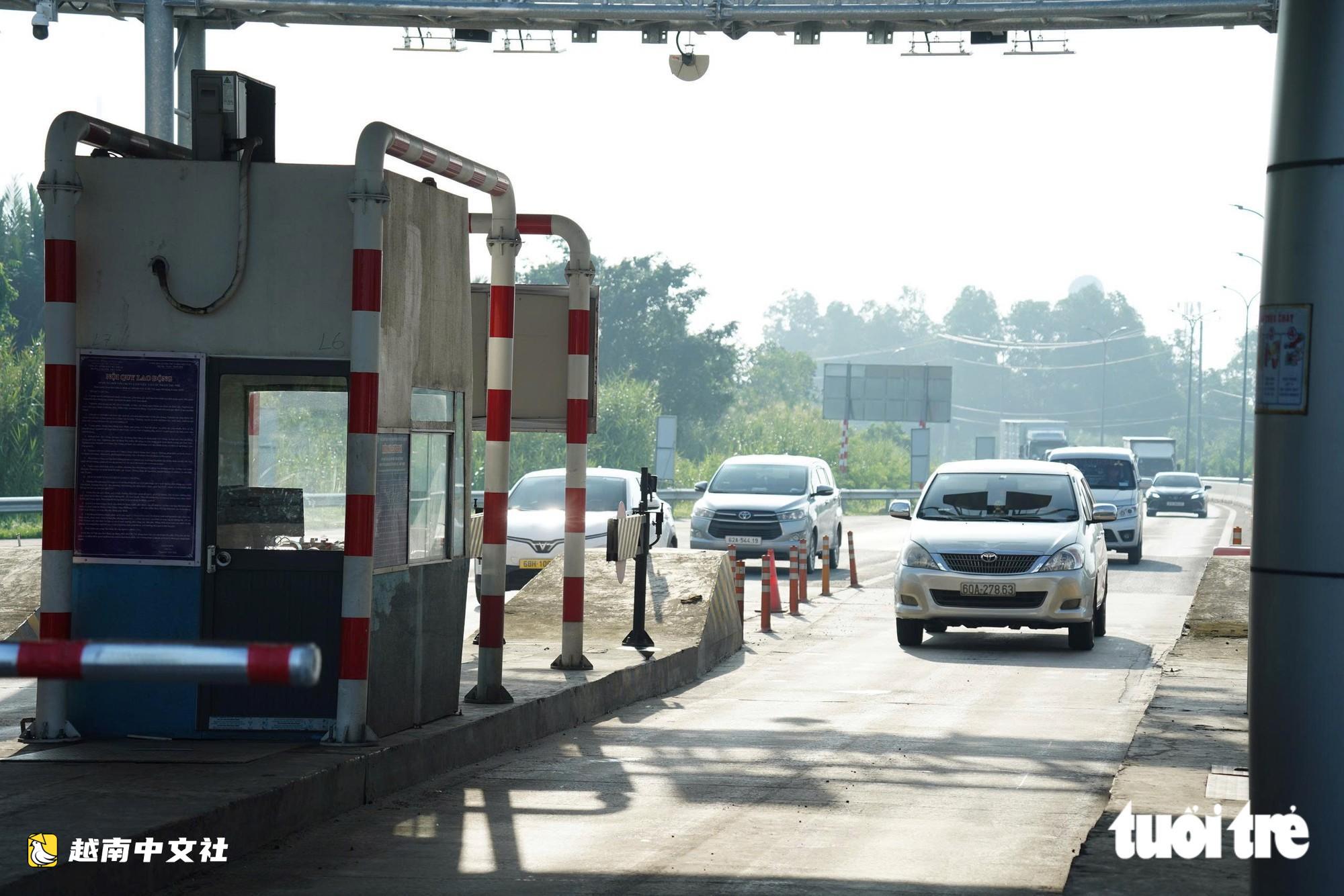 越南檳瀝-隆城高速公路通車首日:車輛穿行紅樹林,司機輕鬆避開堵車