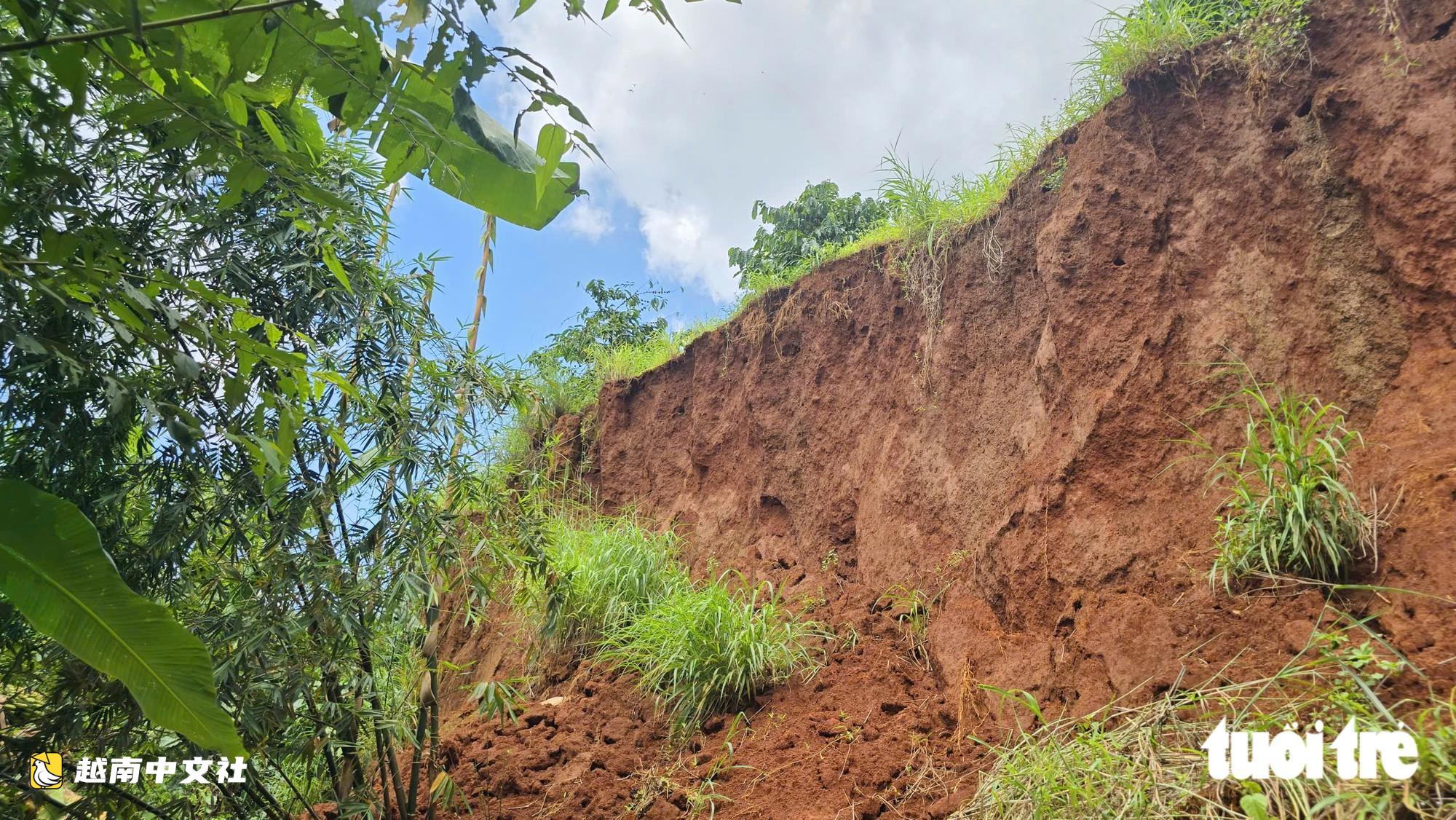 越南長裂縫“吞噬”民眾大量土地和農作物