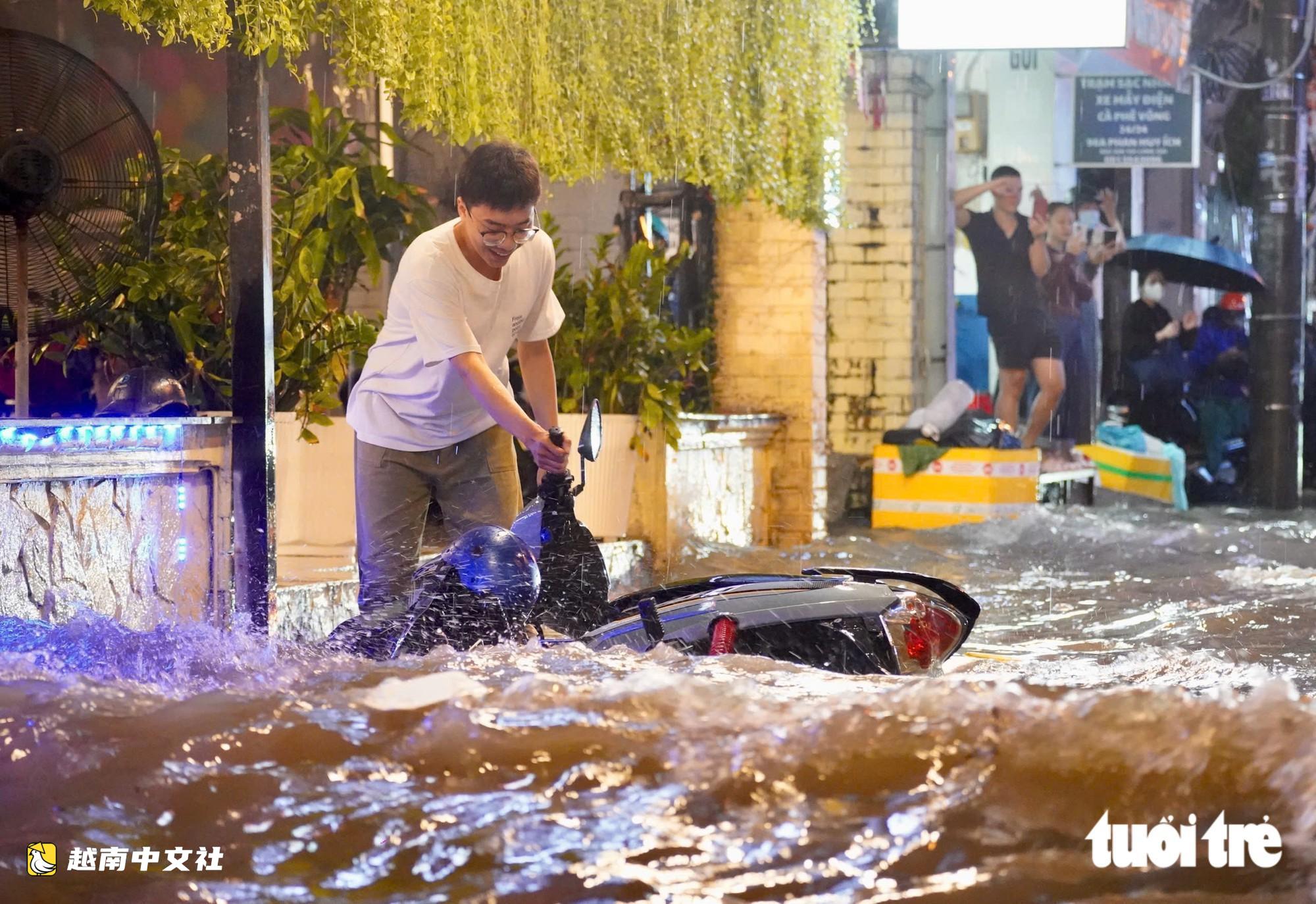 更新：強雷暴橫掃胡志明市，暴雨遮天，雷聲隆隆