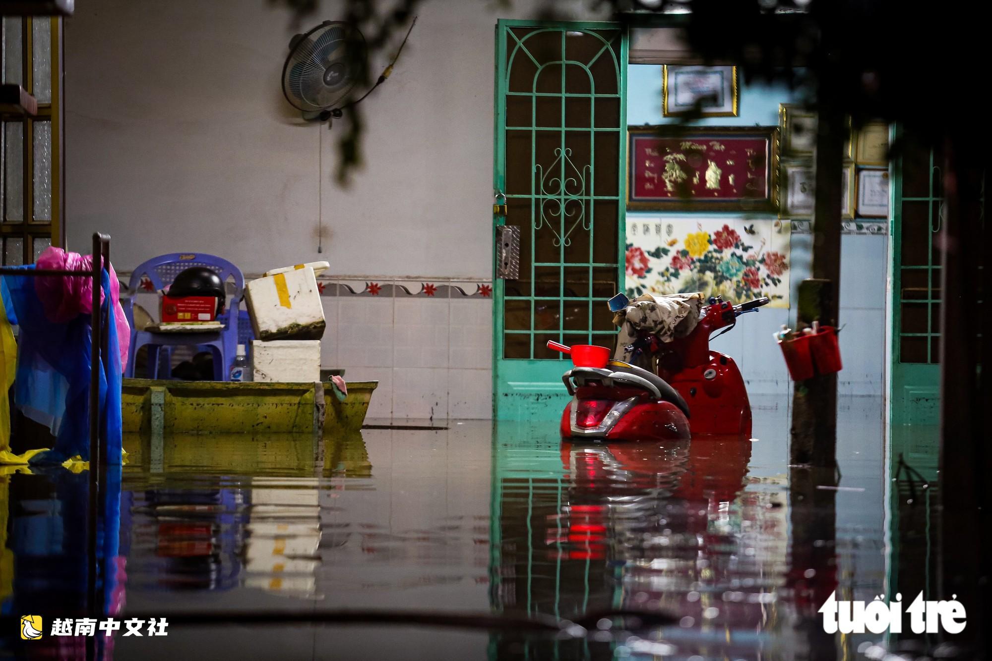 越南胡志明市守德坊：水渠水突然湧入，數百戶民宅深夜被深淹