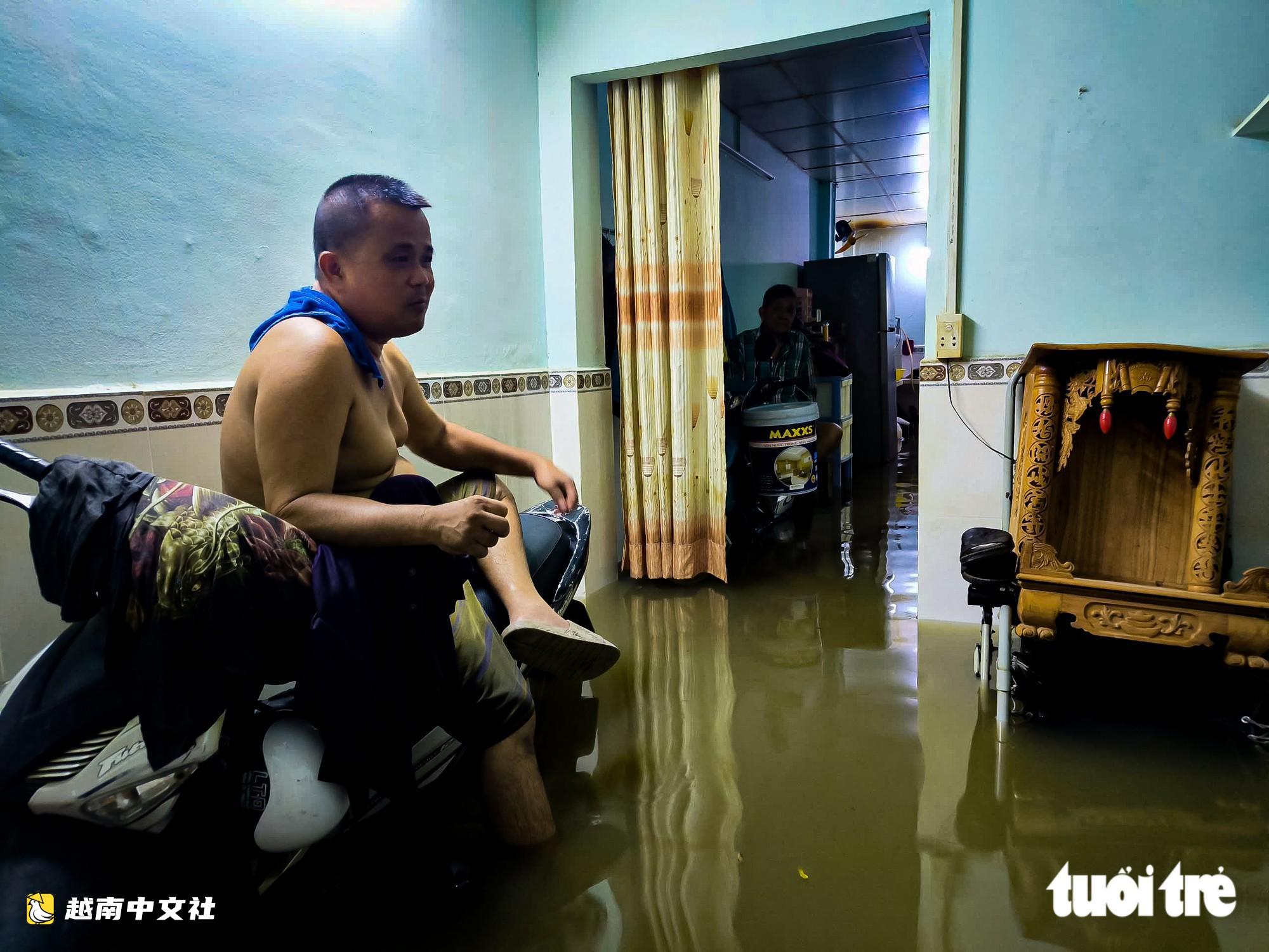 越南胡志明市守德坊：水渠水突然湧入，數百戶民宅深夜被深淹